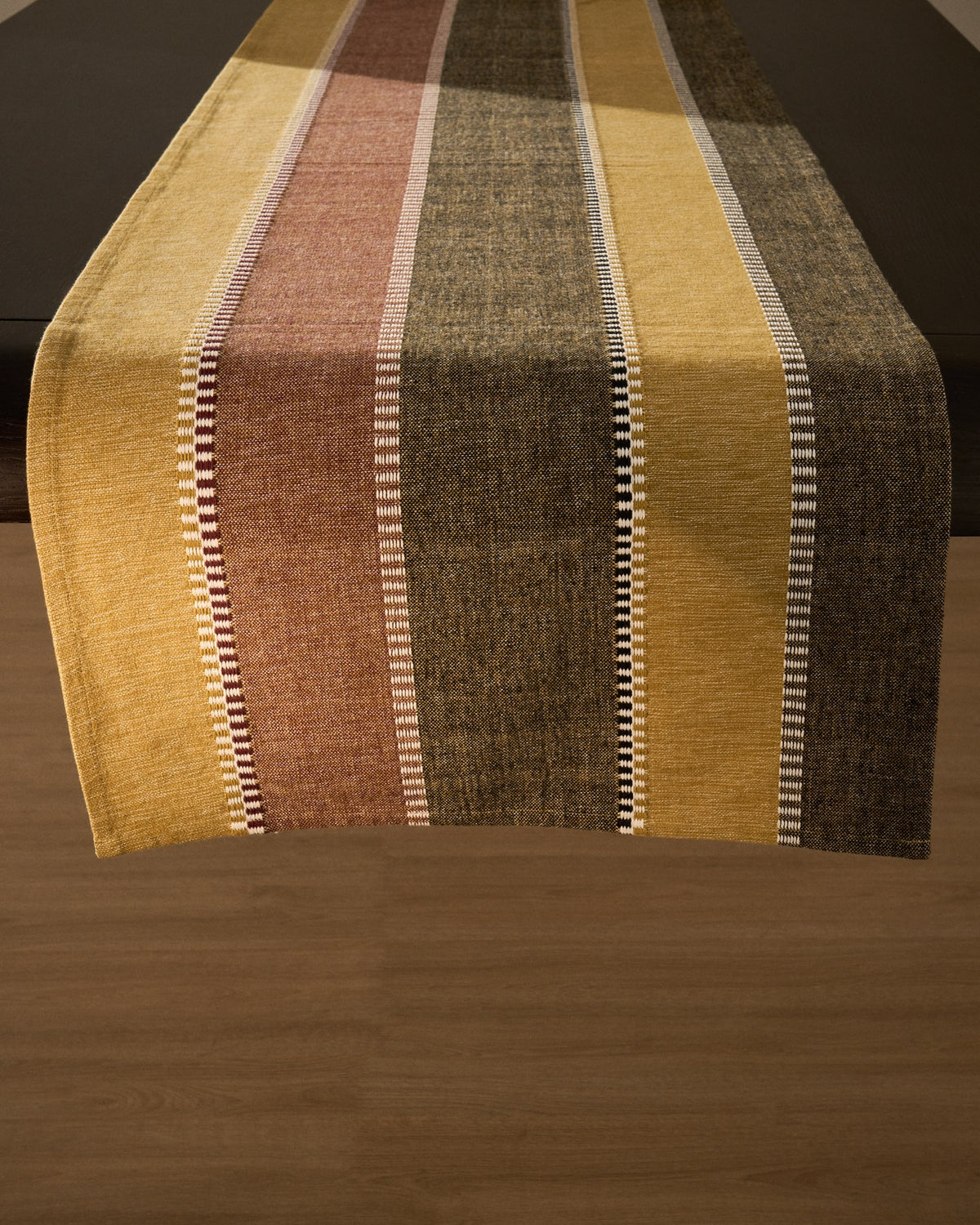 Tischläufer Irasa von Kave Home aus Baumwolle, rechteckige Form mit mehrfarbigem Streifenmuster in Senfgelb, Masse 50 x 150 cm.