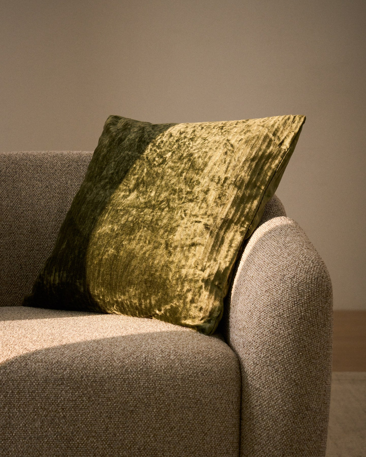 Quadratischer Kissenbezug Caril in Grün mit Jacquard-Muster und Samt-Finish, Masse 45 x 45 cm, Material Viskose/Baumwolle.