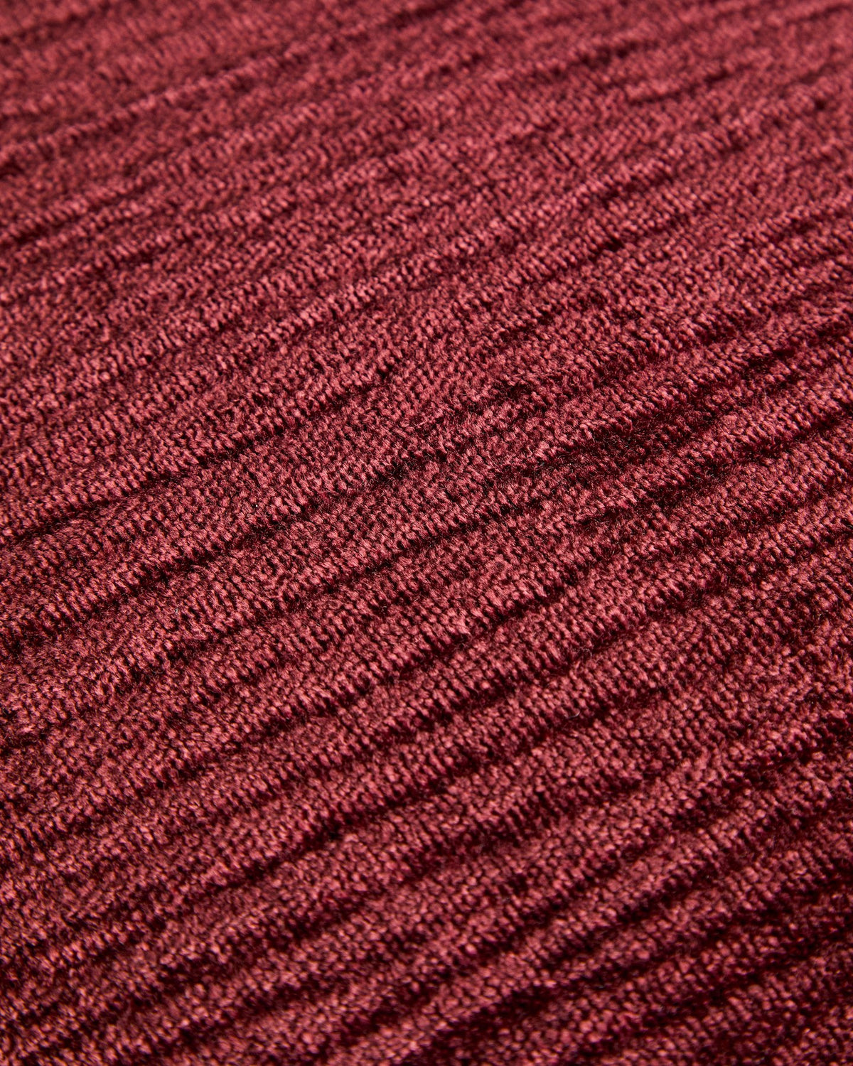 Weinroter Kissenbezug Vori aus 100% Baumwolle mit Faltenoptik und sichtbarer Textur, quadratische Form, 50 x 50 cm.