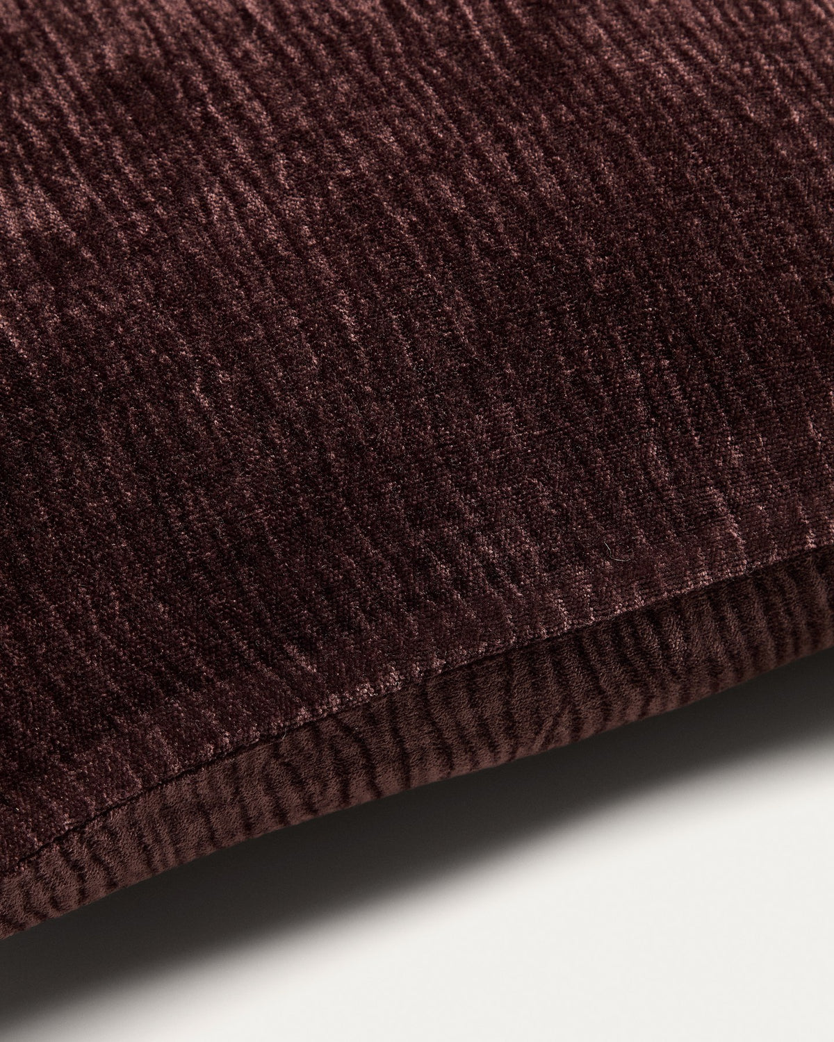 Brauner Kissenbezug Vori aus 100 % Baumwolle mit Faltenoptik und sichtbarer Textur, Grösse 50 x 50 cm, von Kave Home.