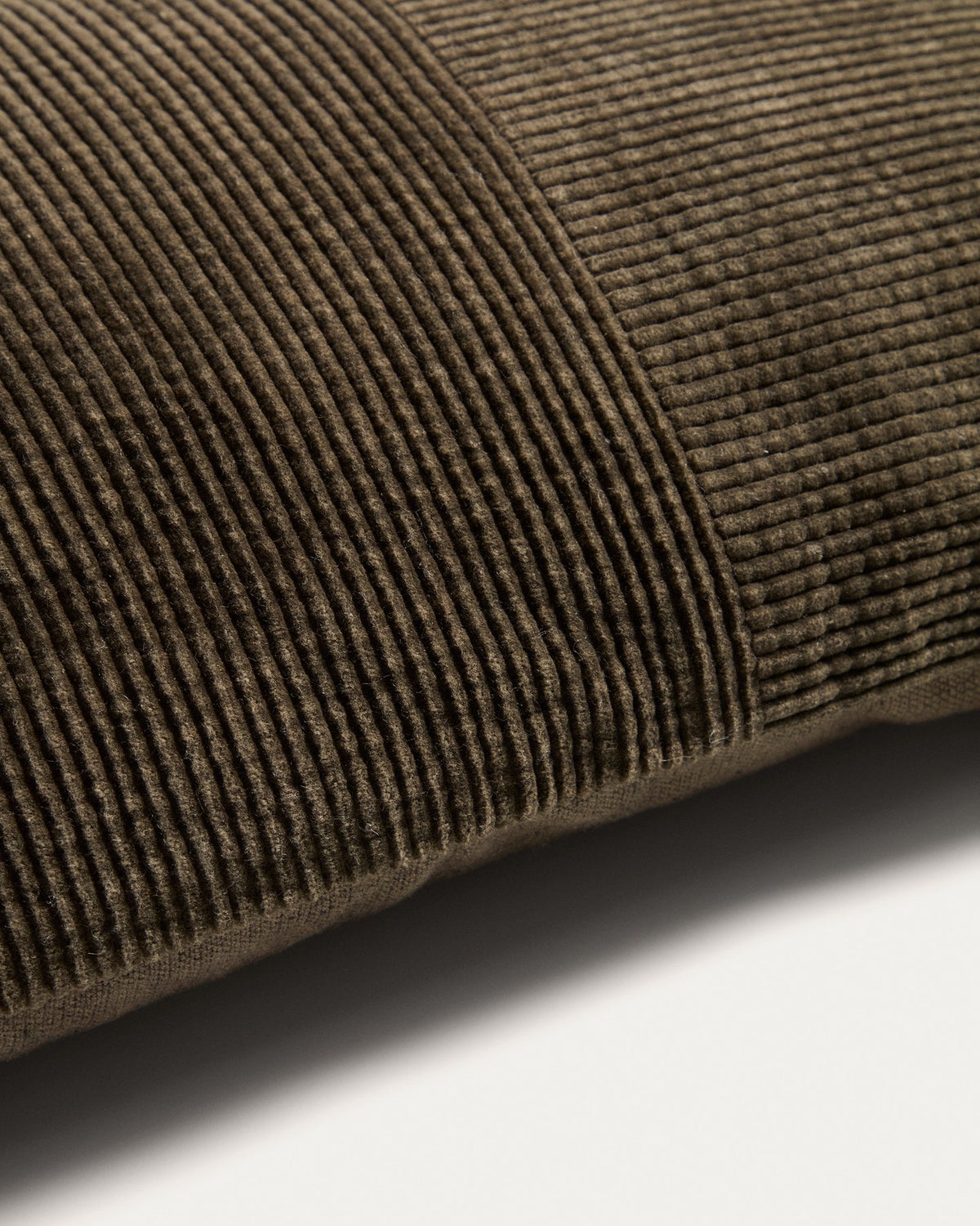 Grüner Kissenbezug Seliria aus Cord mit 100% Baumwolle, rechteckige Form, Grösse 30 x 50 cm, von Kave Home für Dekokissen.
