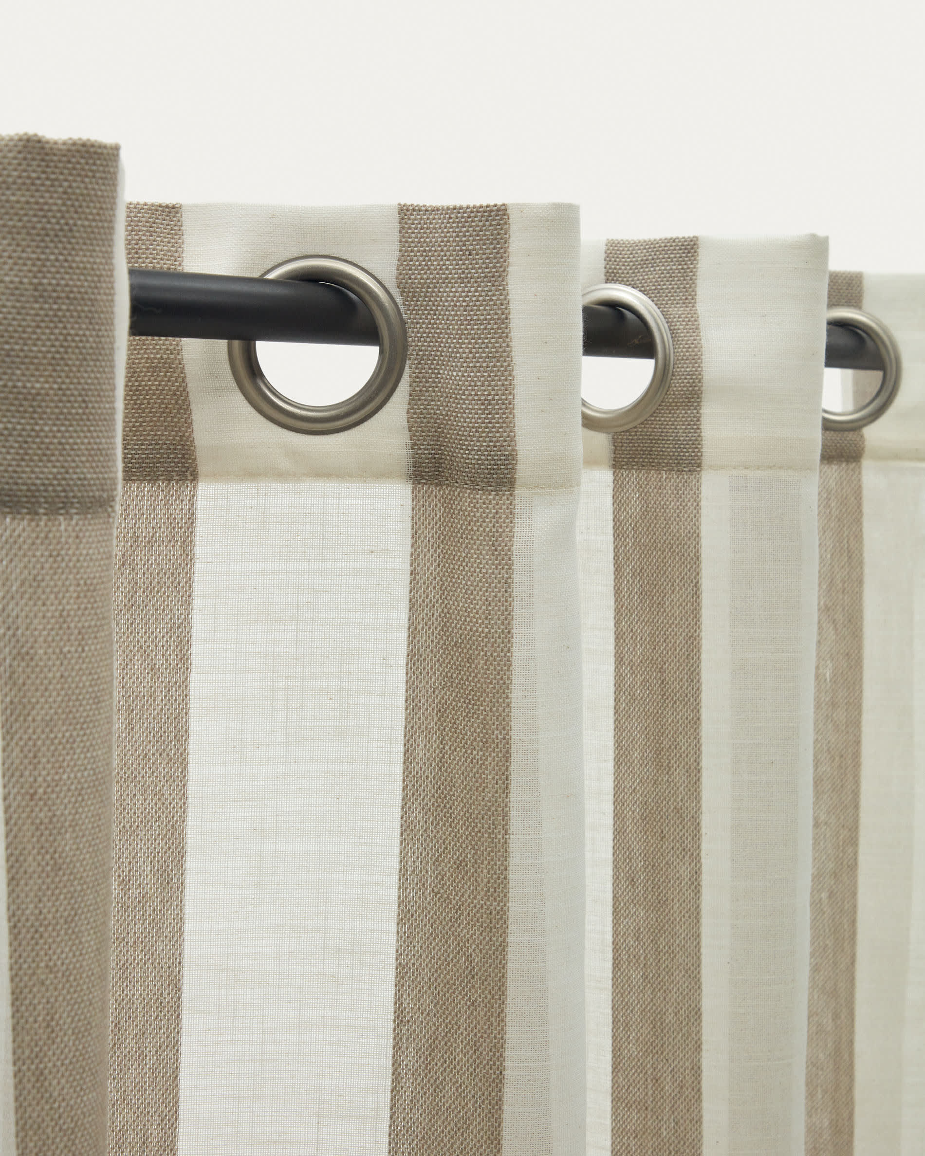 Eleganter Marza Vorhang in Natur und Beige, 140x260 cm, von Kave Home. Perfekt für stilvolle und gemütliche Wohnräume.