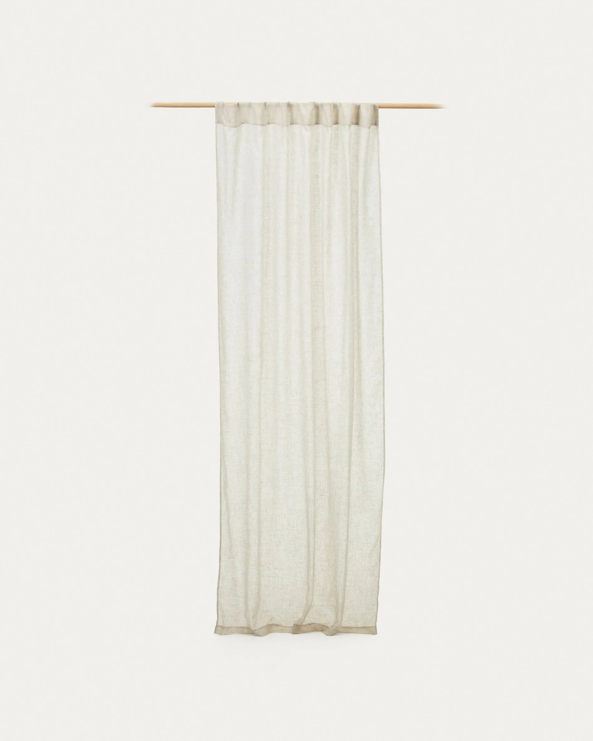 Der Mahina Vorhang in Beige von Kave Home vereint zeitlose Eleganz mit funktionalem Design, ideal für stilvolle Wohnräume.