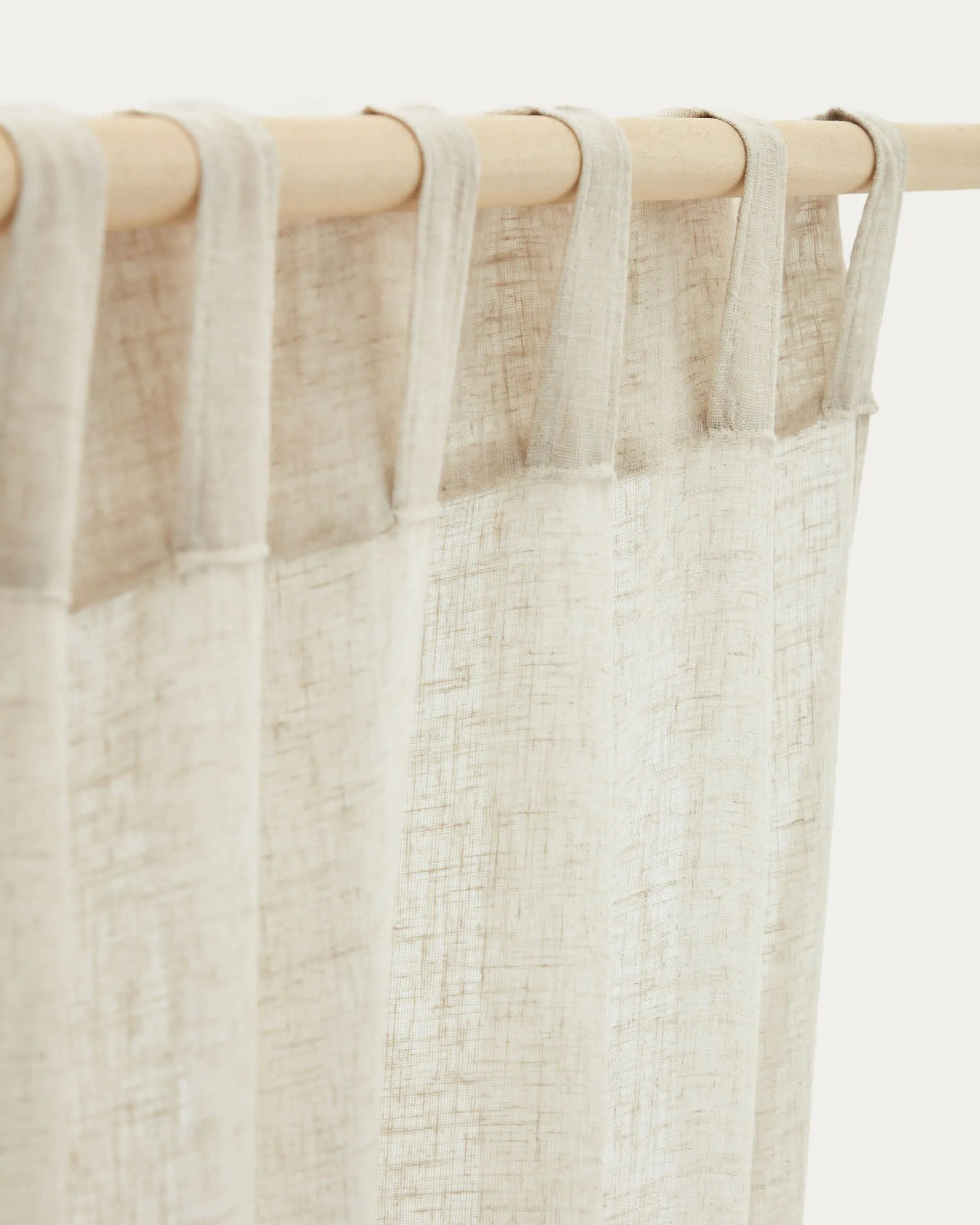 Der Mahina Vorhang in Beige von Kave Home vereint zeitlose Eleganz mit funktionalem Design, ideal für stilvolle Wohnräume.