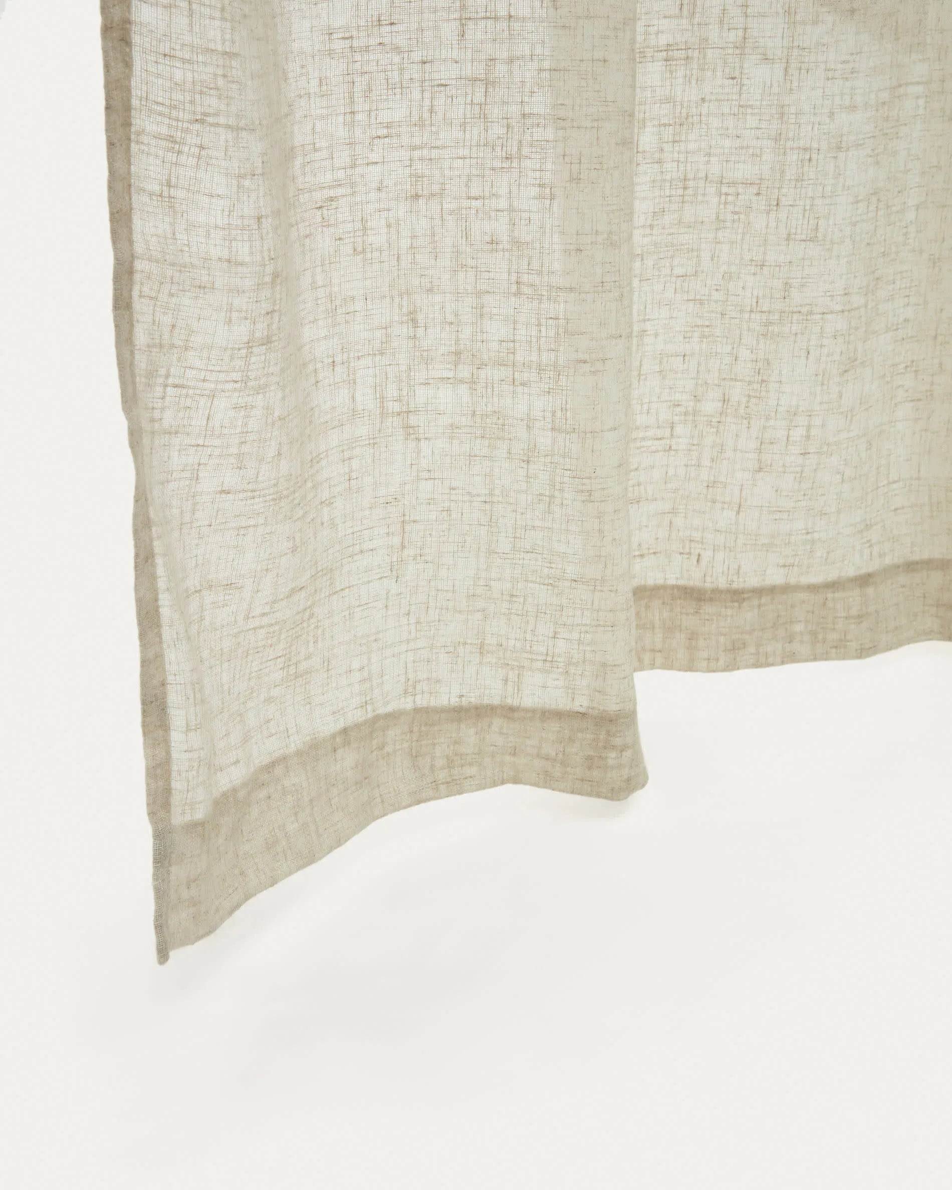 Der Mahina Vorhang in Beige von Kave Home vereint zeitlose Eleganz mit funktionalem Design, ideal für stilvolle Wohnräume.