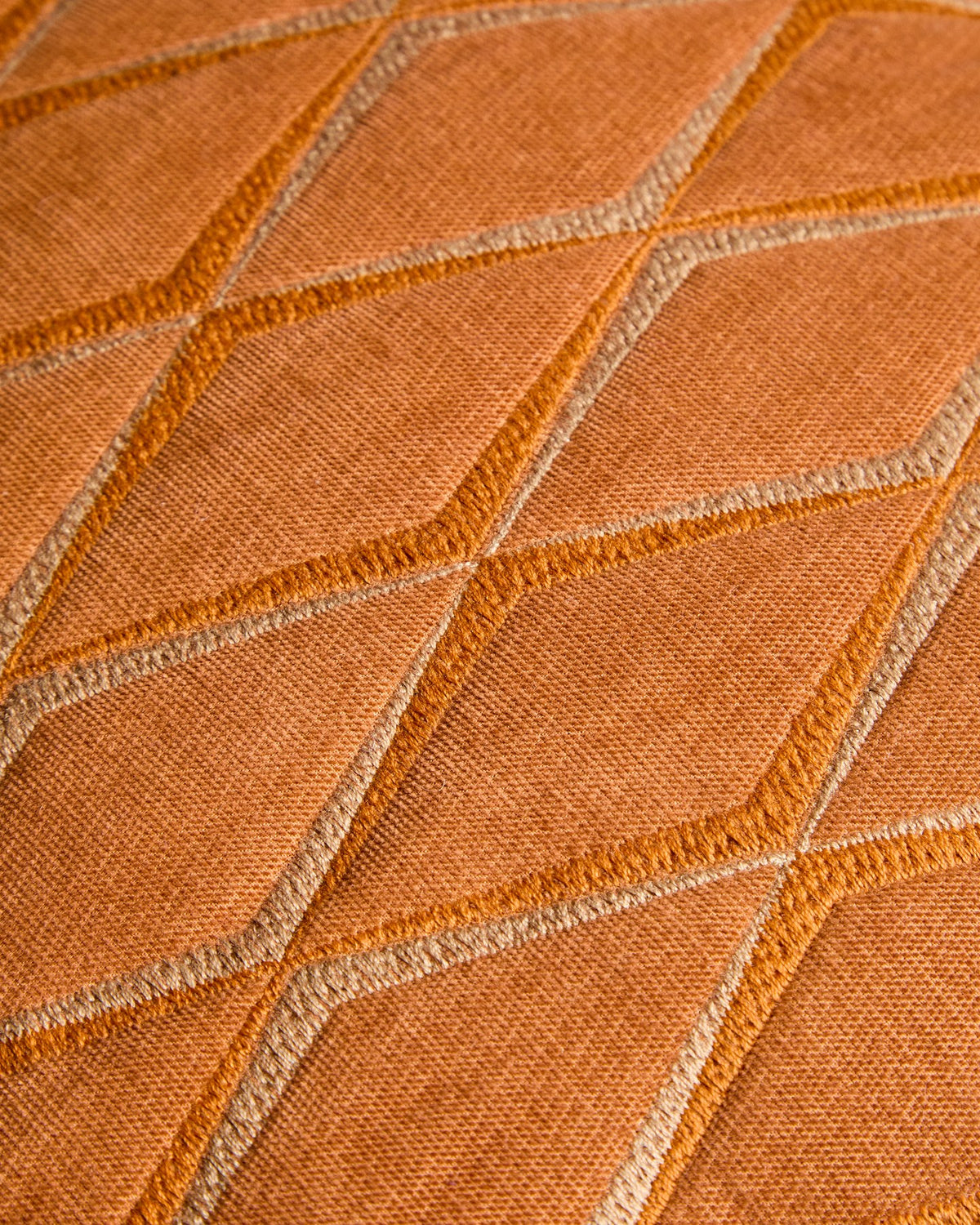Foto zeigt quadratischen Kissenbezug aus orangefarbenem Mikrosamt mit geometrischer Stickerei, Grösse 45 x 45 cm, von Kave Home.