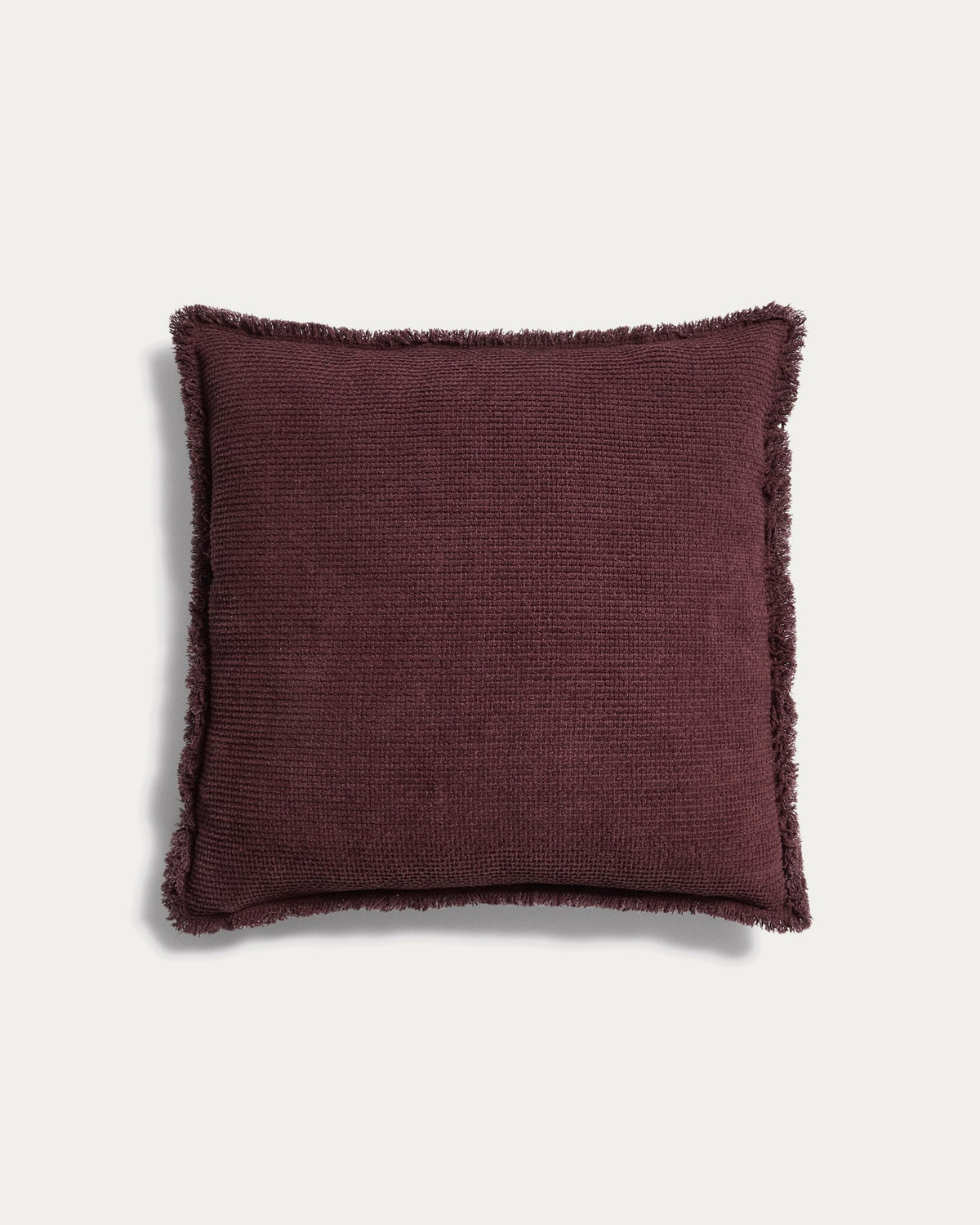 Quadratischer Kissenbezug aus Chenille in Schokoladenbraun mit Fransen an den Rändern, Grösse 45 x 45 cm, handgefertigt von Kave Home.