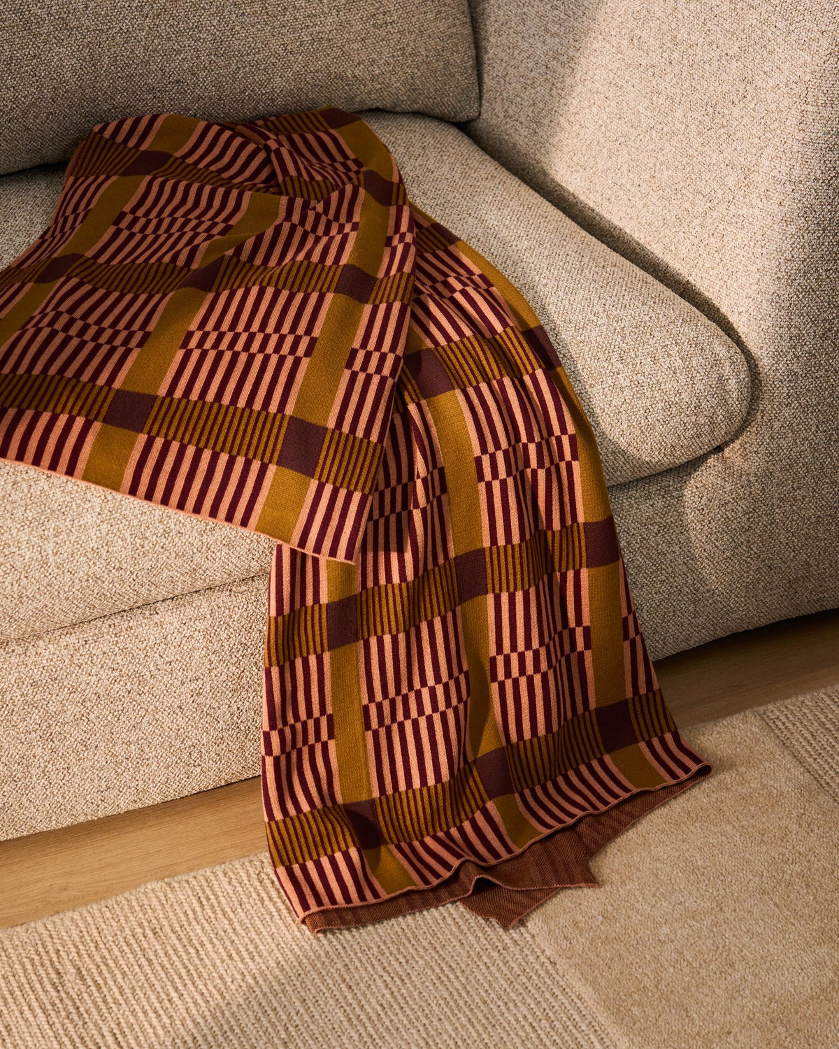Mehrfarbige Wolldecke Ately aus 100% Baumwolle, Jacquard-Strick, wendbar, Grösse 130 x 170 cm, von Kave Home.