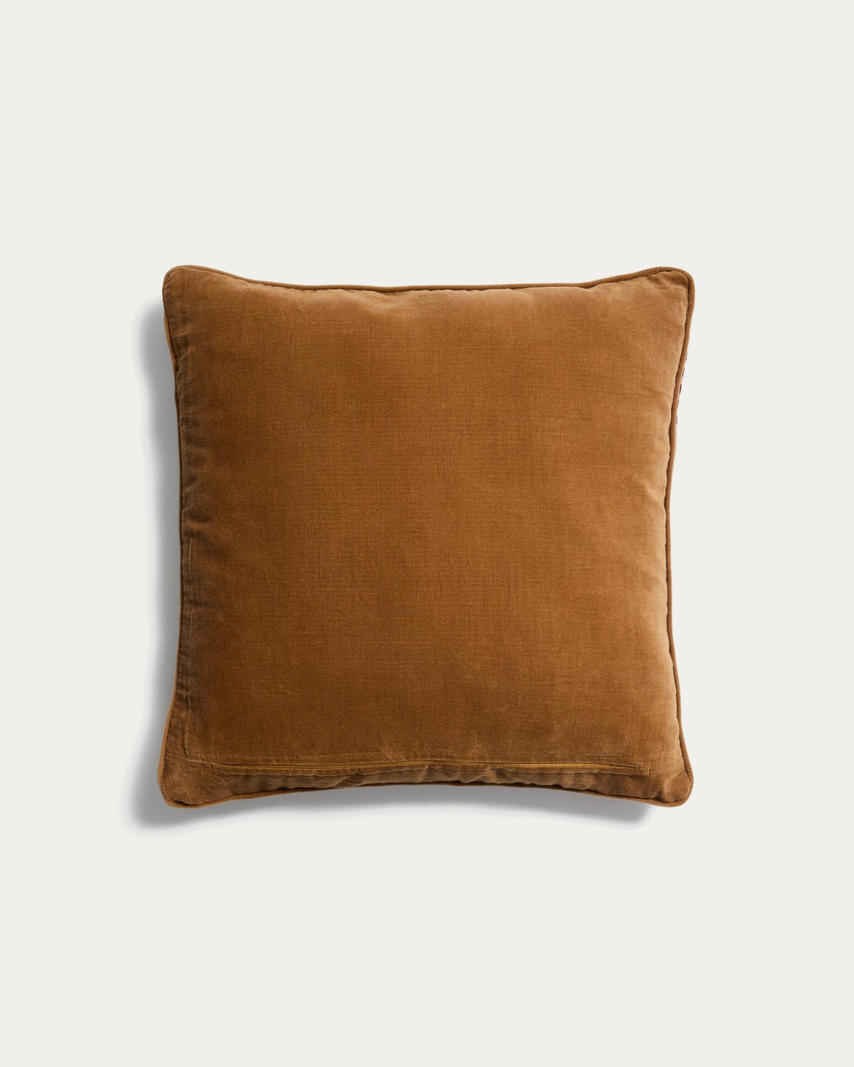 Mehrfarbiger Kissenbezug Ately aus 100% Baumwolle mit Jacquard-Strick-Muster auf der Vorderseite und glatter Rückseite, quadratische Form, 45 x 45 cm.