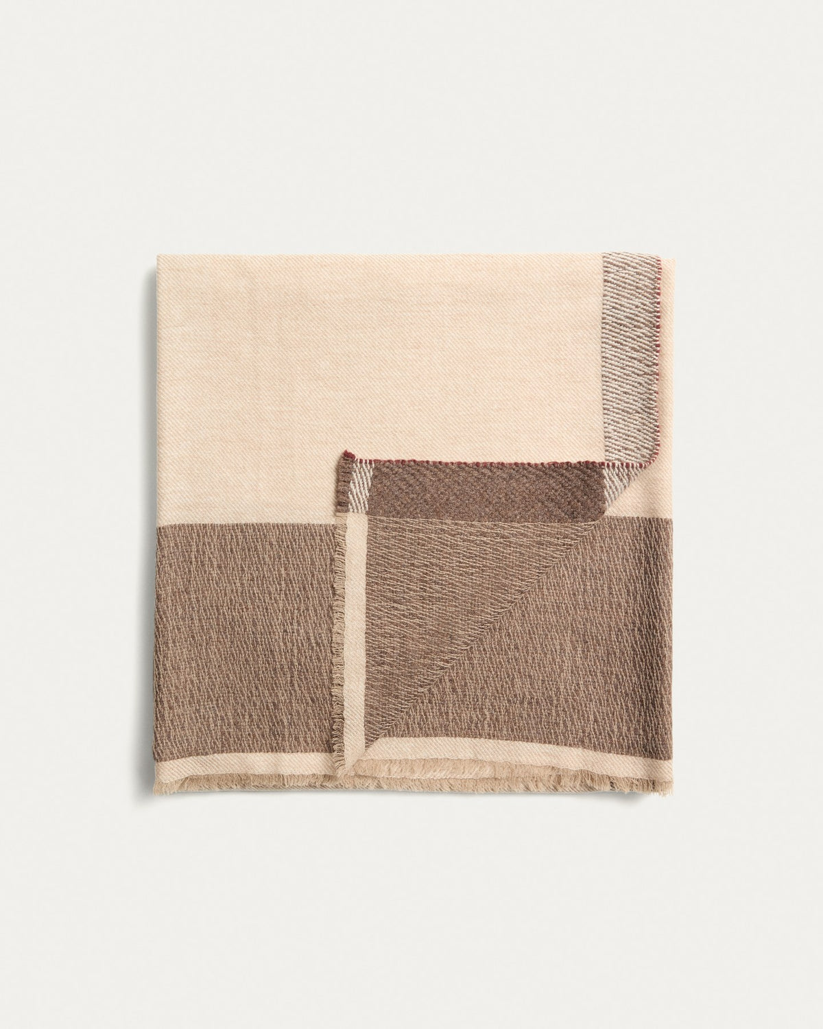Beige Wolldecke Varila aus 100% Wolle mit Kontraststreifen, rechteckig, Masse 130 x 170 cm, liegt gefaltet.