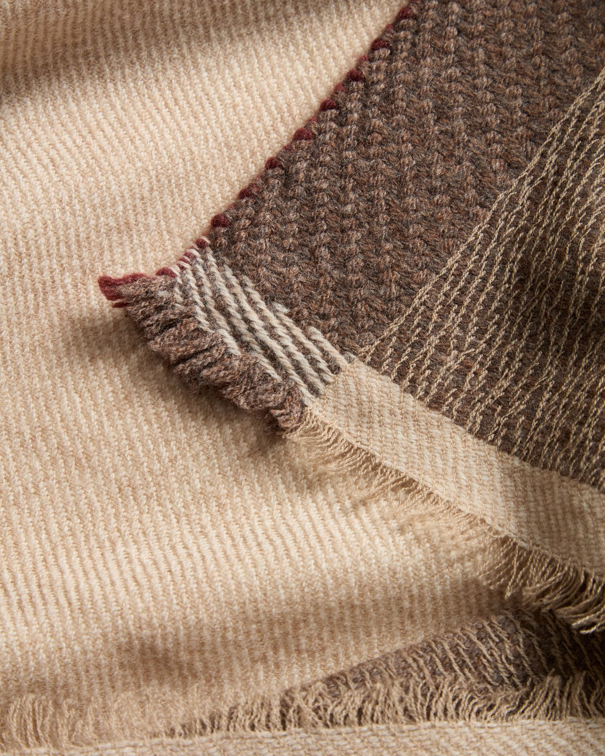 Beige Wolldecke Varila aus 100% Wolle mit Kontraststreifen, rechteckig, Masse 130 x 170 cm, liegt gefaltet.