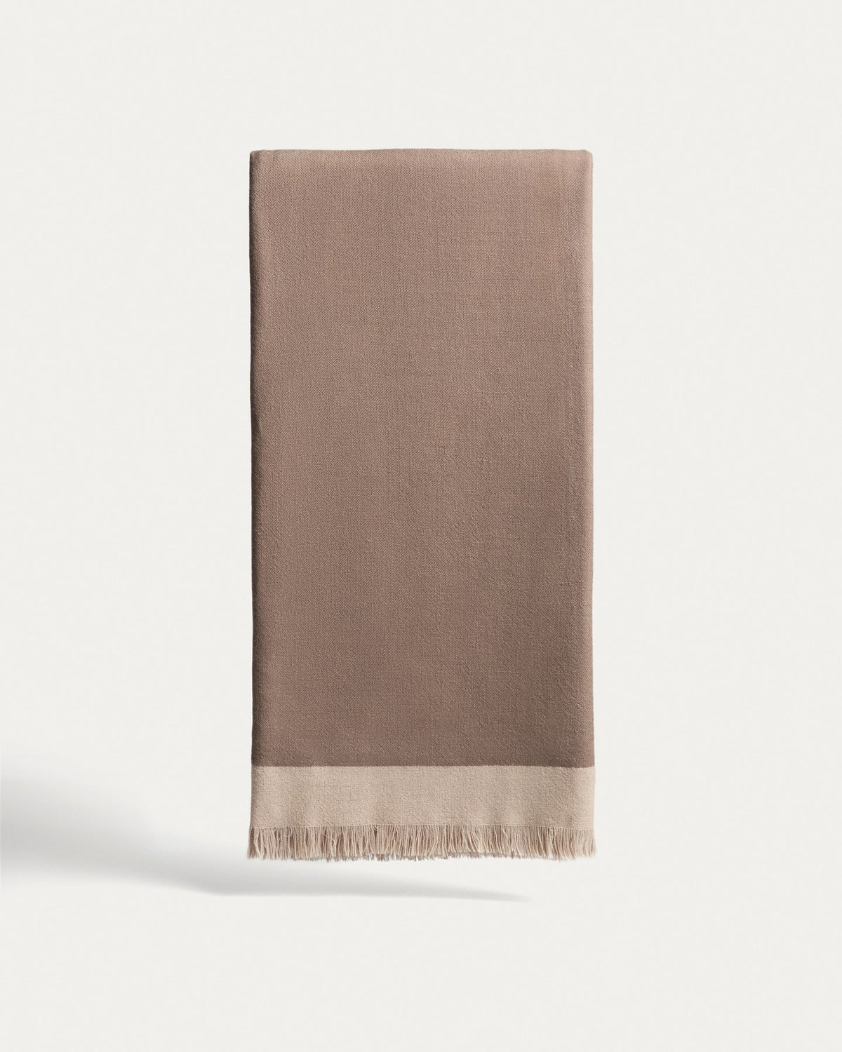 Wendbare Wolldecke Orlet in Grau und Beige aus 100% Wolle, rechteckige Form mit Fransen an den Rändern, Grösse 130x170 cm.