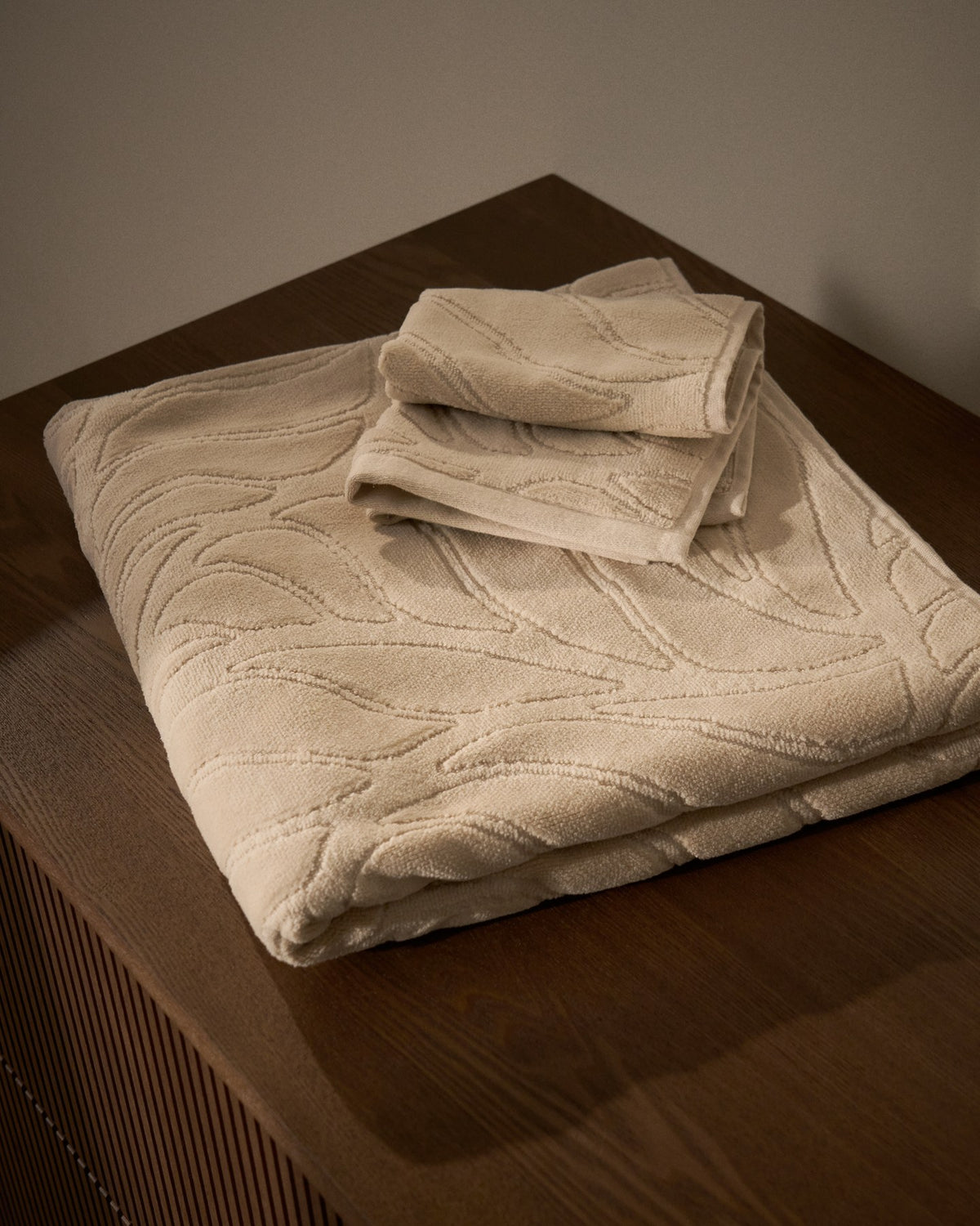 Beiges Badetuch aus 100% Baumwolle mit Jacquard-Muster und samtiger Oberfläche, Format 70 x 140 cm, gefaltet liegend.