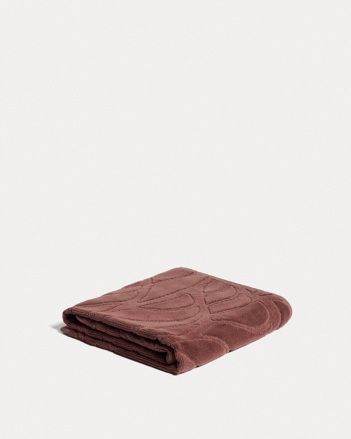 Weinrotes Handtuch aus 100 % Baumwolle mit Jacquard-Muster und samtiger Oberfläche, rechteckige Form, Grösse 50 x 90 cm, Marke Kave Home.