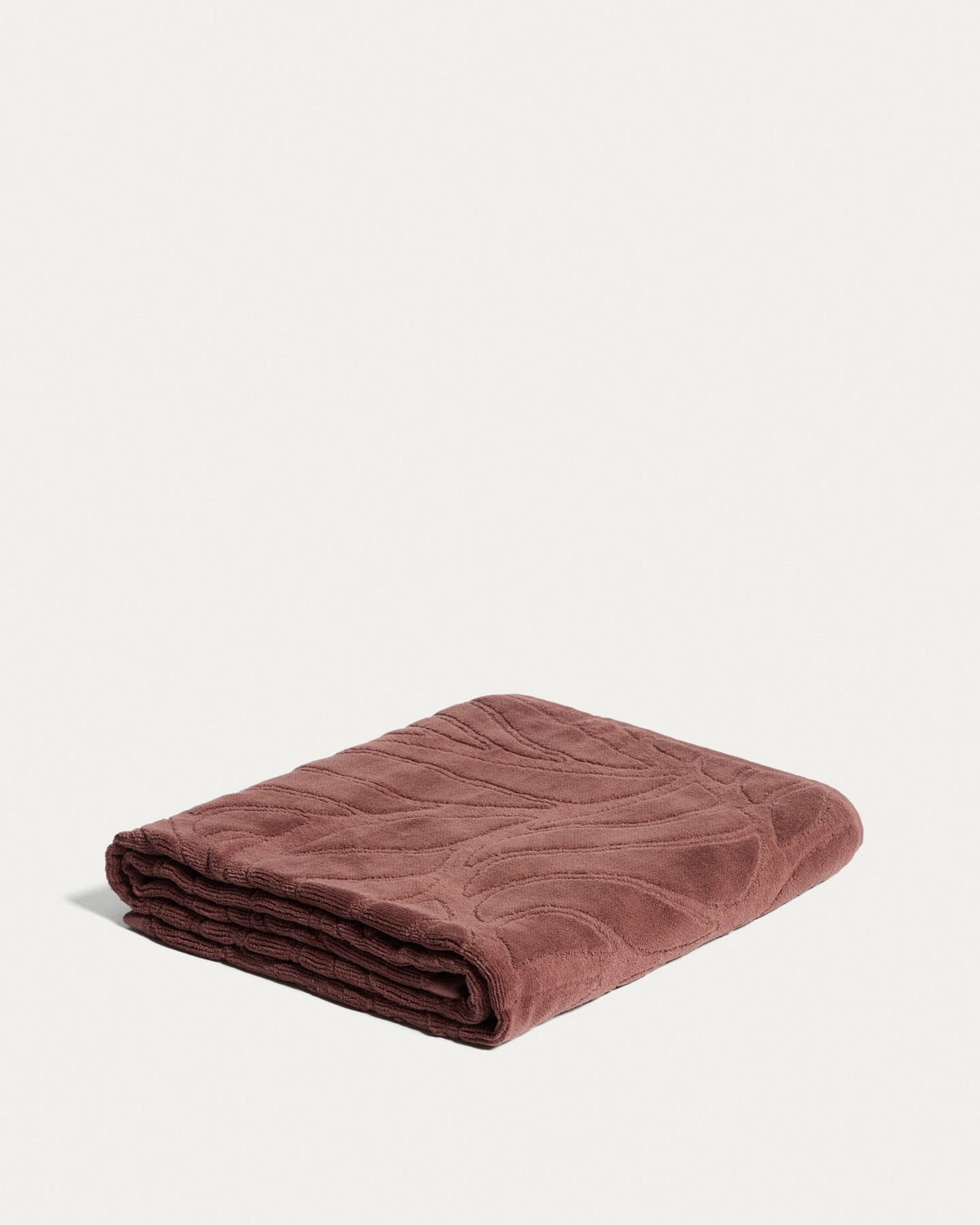 Weinrotes Badetuch aus Baumwolle mit Jacquard-Muster und samtiger Oberfläche, Grösse 70 x 140 cm, gefaltet dargestellt.