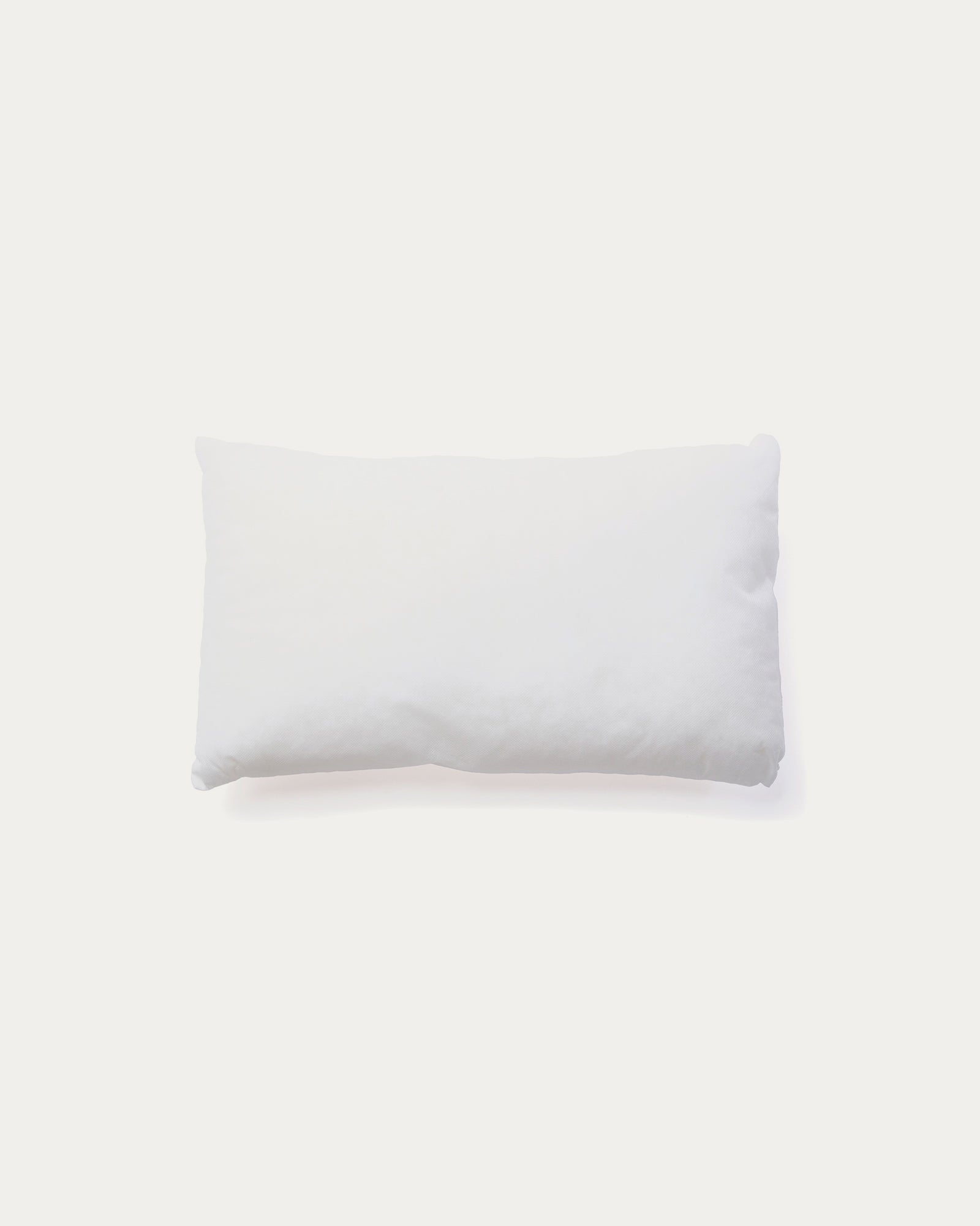 Kissenfüllung Nubu aus recycelter Mikrofaser mit Gel-Effekt 30 x 50 cm, hergestellt in Spanien in Weiss präsentiert im Onlineshop von KAQTU Design AG. Kissenfüllung ist von Kave Home