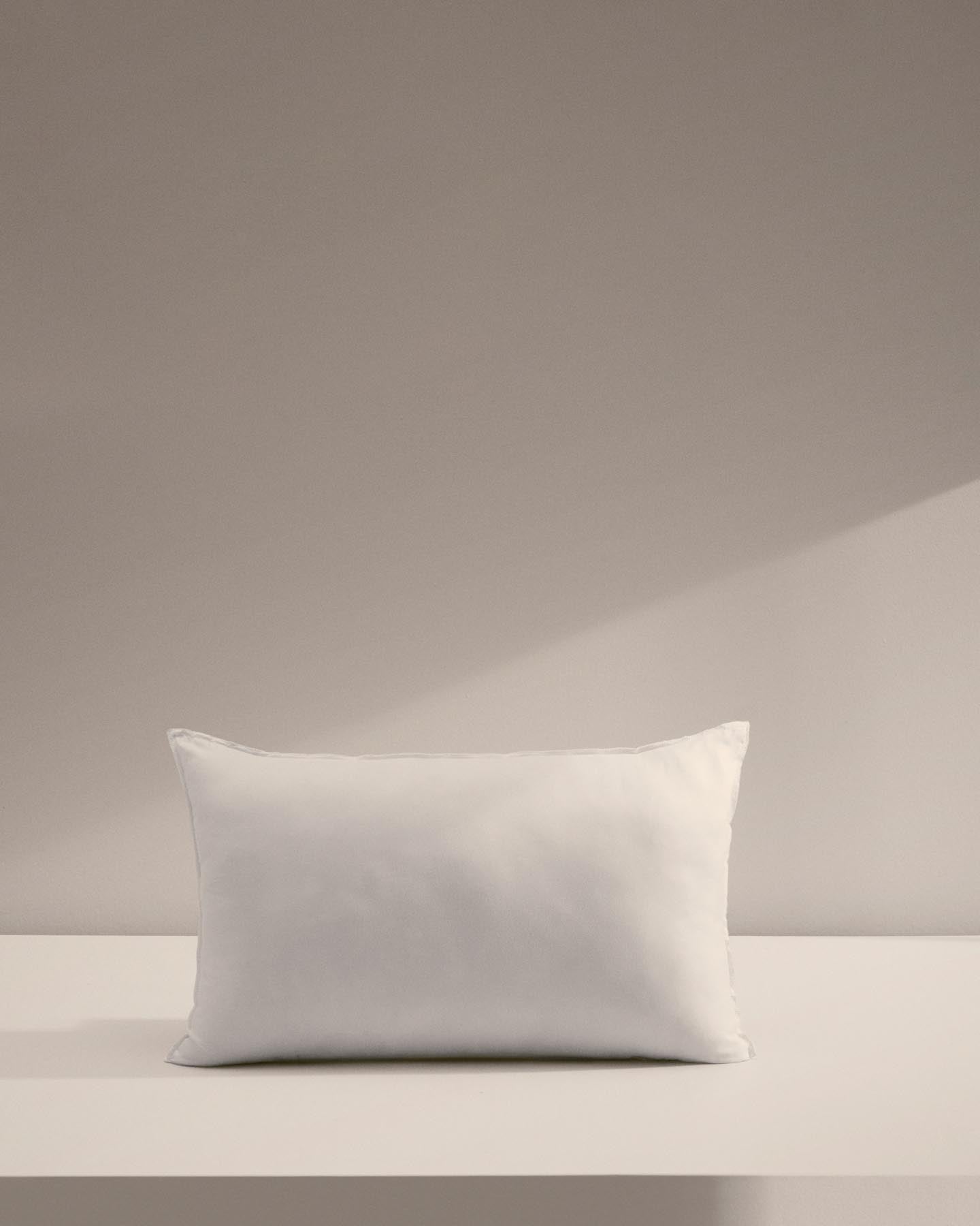 Kissenfüllung Nubu aus recycelter Mikrofaser mit Gel-Effekt 30 x 50 cm, hergestellt in Spanien in Weiss präsentiert im Onlineshop von KAQTU Design AG. Kissenfüllung ist von Kave Home