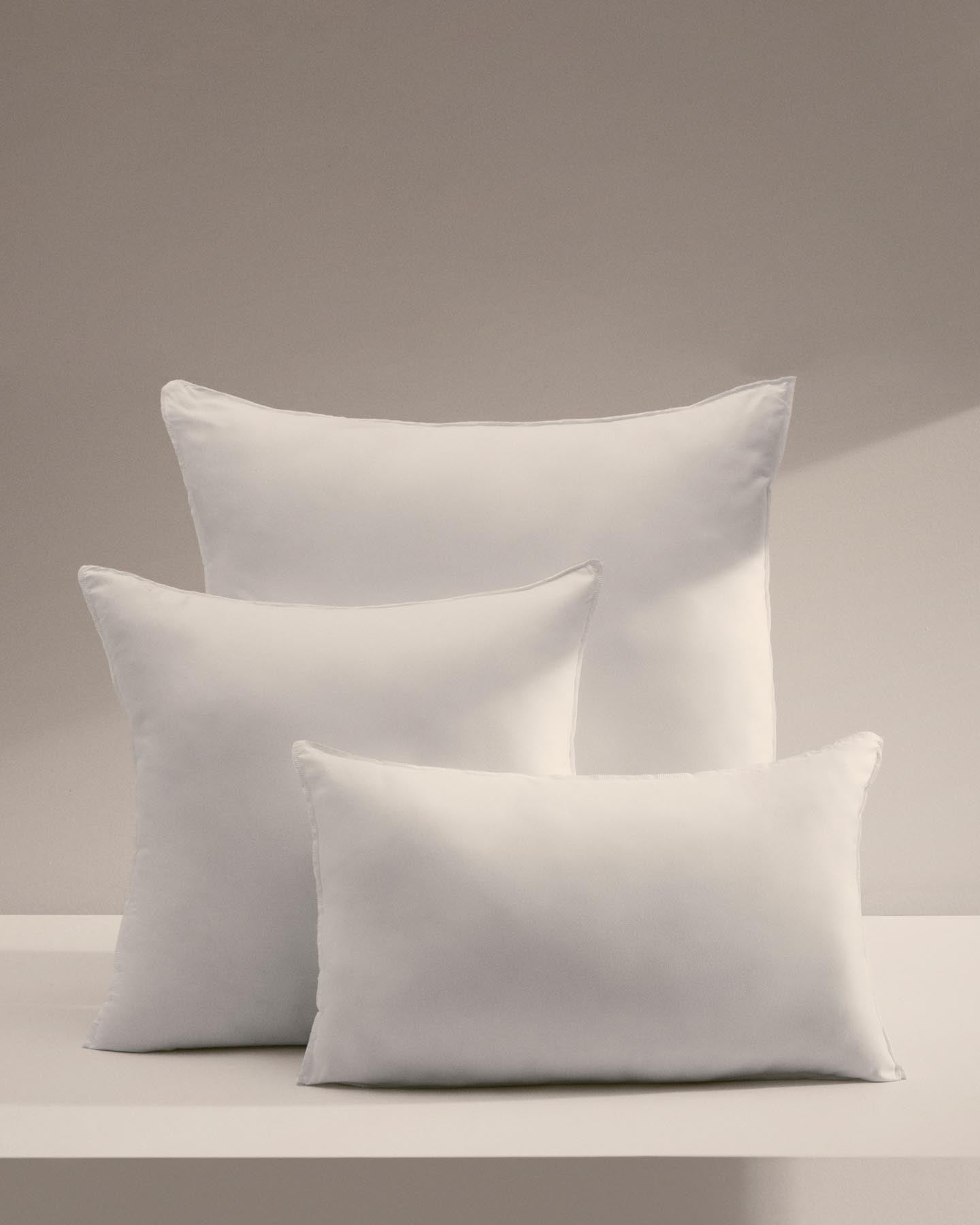 Kissenfüllung Nubu aus recycelter Mikrofaser mit Gel-Effekt 45 x 45 cm, hergestellt in Spanien in Weiss präsentiert im Onlineshop von KAQTU Design AG. Kissenfüllung ist von Kave Home