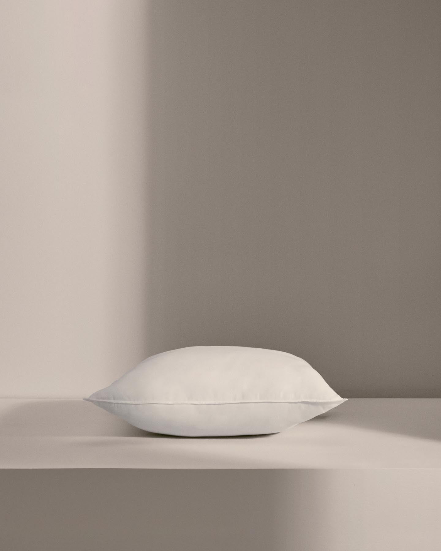 Kissenfüllung Nubu aus recycelter Mikrofaser mit Gel-Effekt 45 x 45 cm, hergestellt in Spanien in Weiss präsentiert im Onlineshop von KAQTU Design AG. Kissenfüllung ist von Kave Home