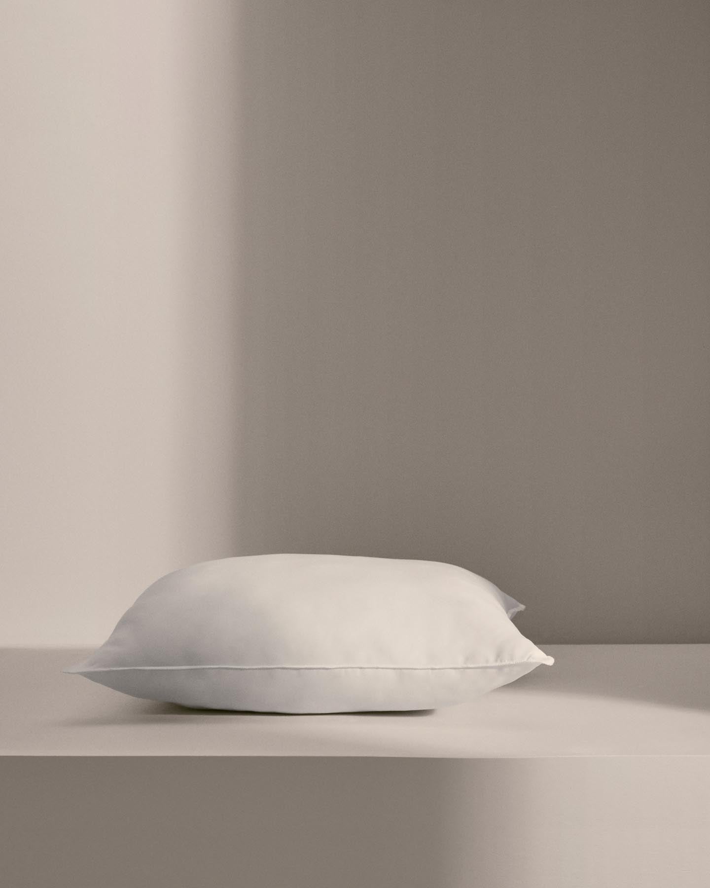 Kissenfüllung Nubu aus recycelter Mikrofaser mit Gel-Effekt 50 x 50 cm, hergestellt in Spanien in Weiss präsentiert im Onlineshop von KAQTU Design AG. Kissenfüllung ist von Kave Home