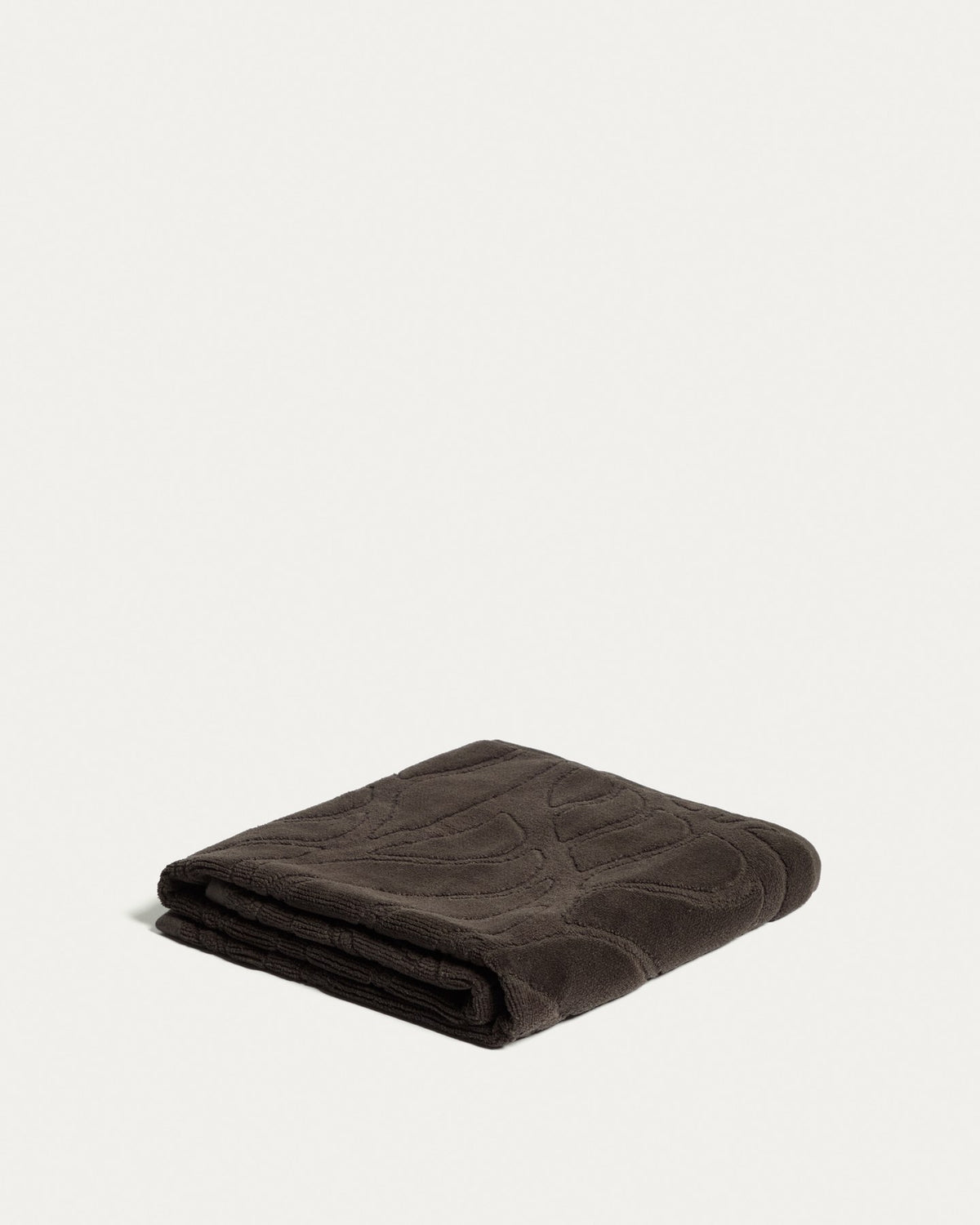 Braunes Handtuch Lurevi aus 100% Baumwolle mit Jacquard-Muster und samtiger Oberfläche, Format 50 x 90 cm, flach ausgebreitet dargestellt.