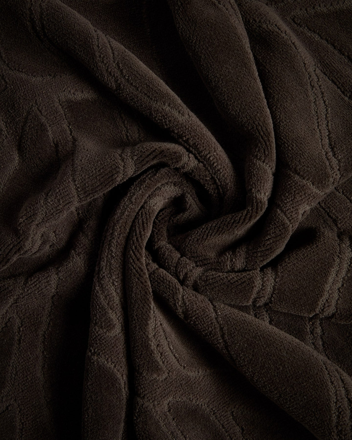 Braunes Handtuch Lurevi aus 100% Baumwolle mit Jacquard-Muster und samtiger Oberfläche, Format 50 x 90 cm, flach ausgebreitet dargestellt.