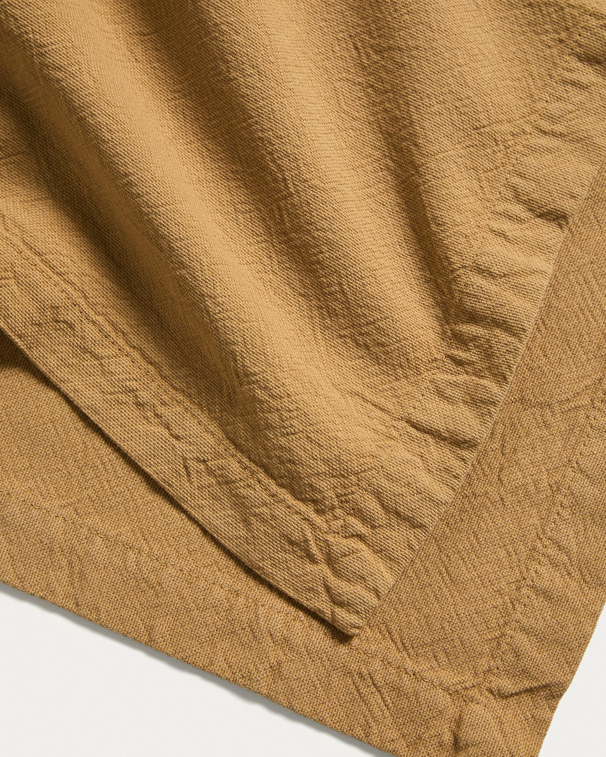 Zwei rechteckige Tischsets aus senfgelber Baumwolle mit Washed-Finish, gewebte Struktur, Grösse 35 x 50 cm, auf hellem Hintergrund.