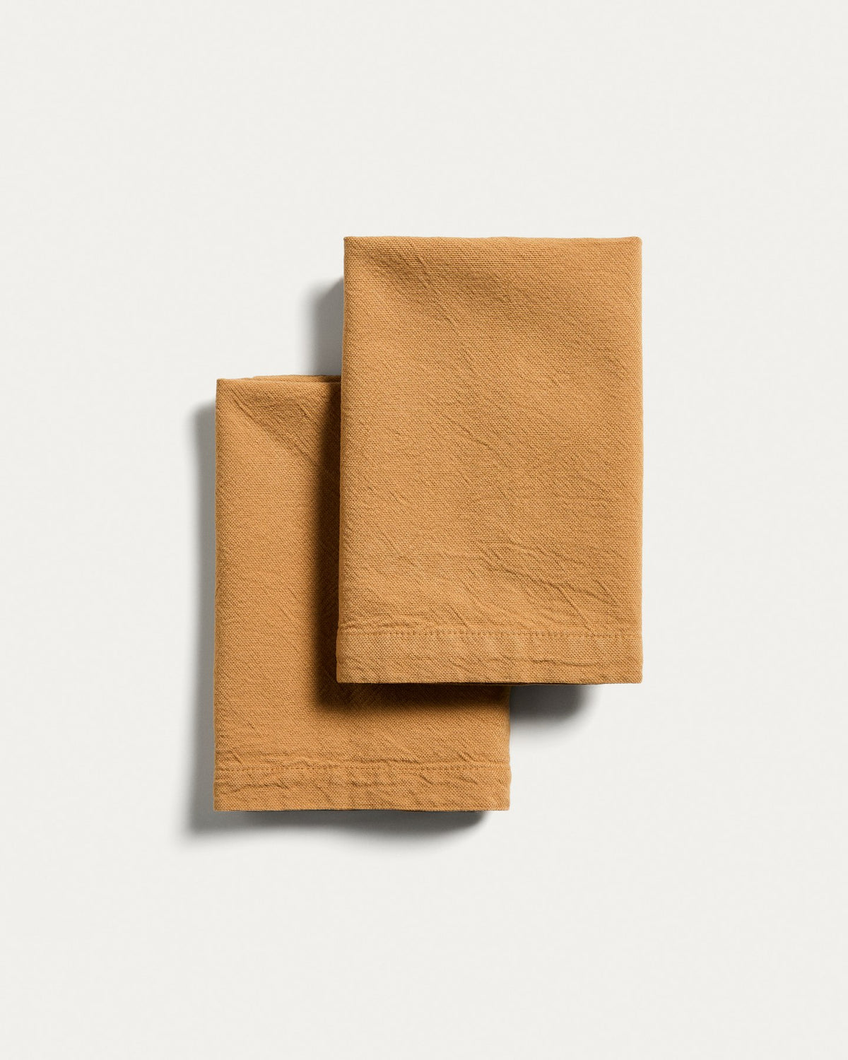Zwei quadratische Servietten aus Baumwolle in Senfgelb mit Washed-Finish und Leinen-Optik, Grösse 35 x 35 cm, von Kave Home.