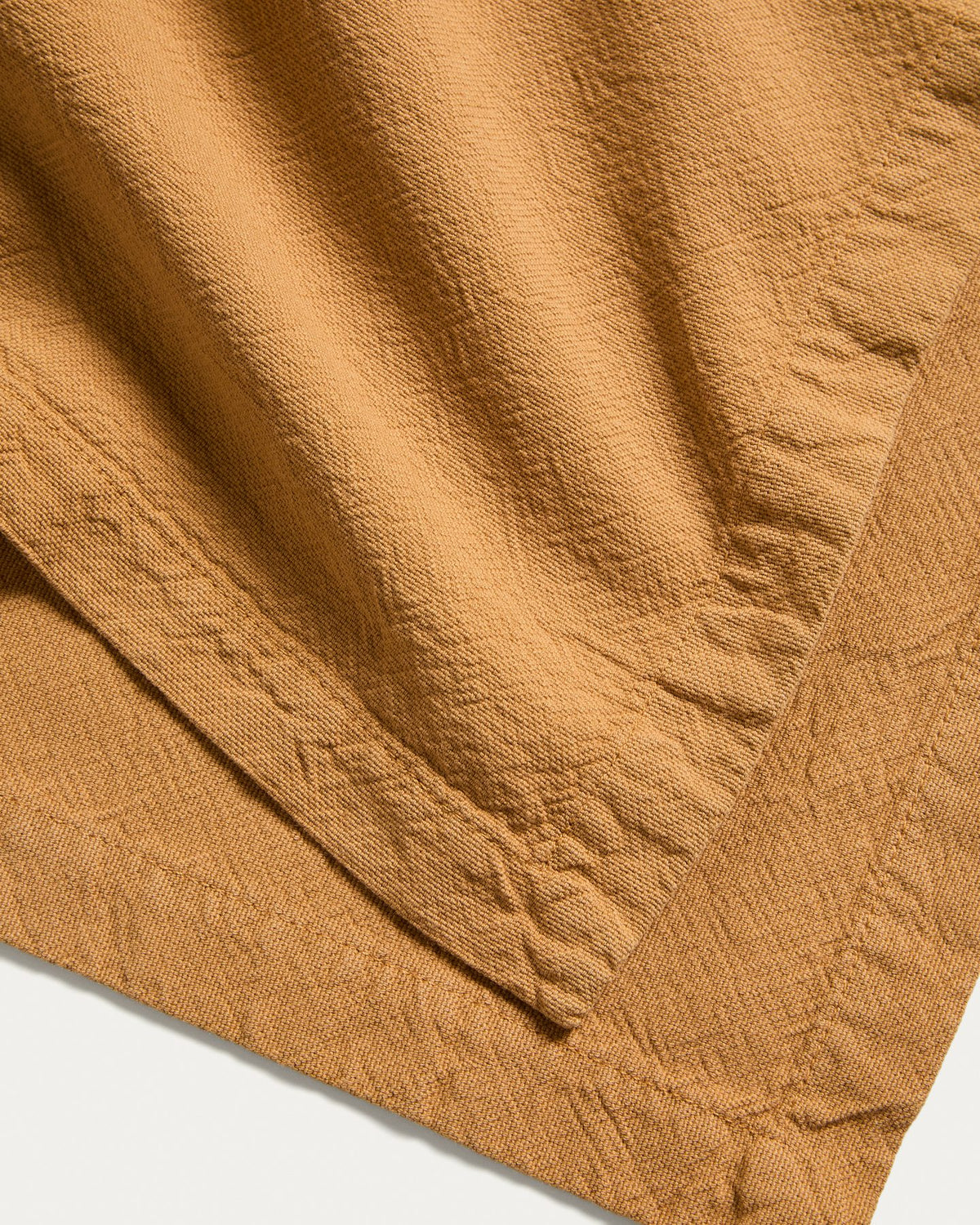 Zwei quadratische Servietten aus Baumwolle in Senfgelb mit Washed-Finish und Leinen-Optik, Grösse 35 x 35 cm, von Kave Home.