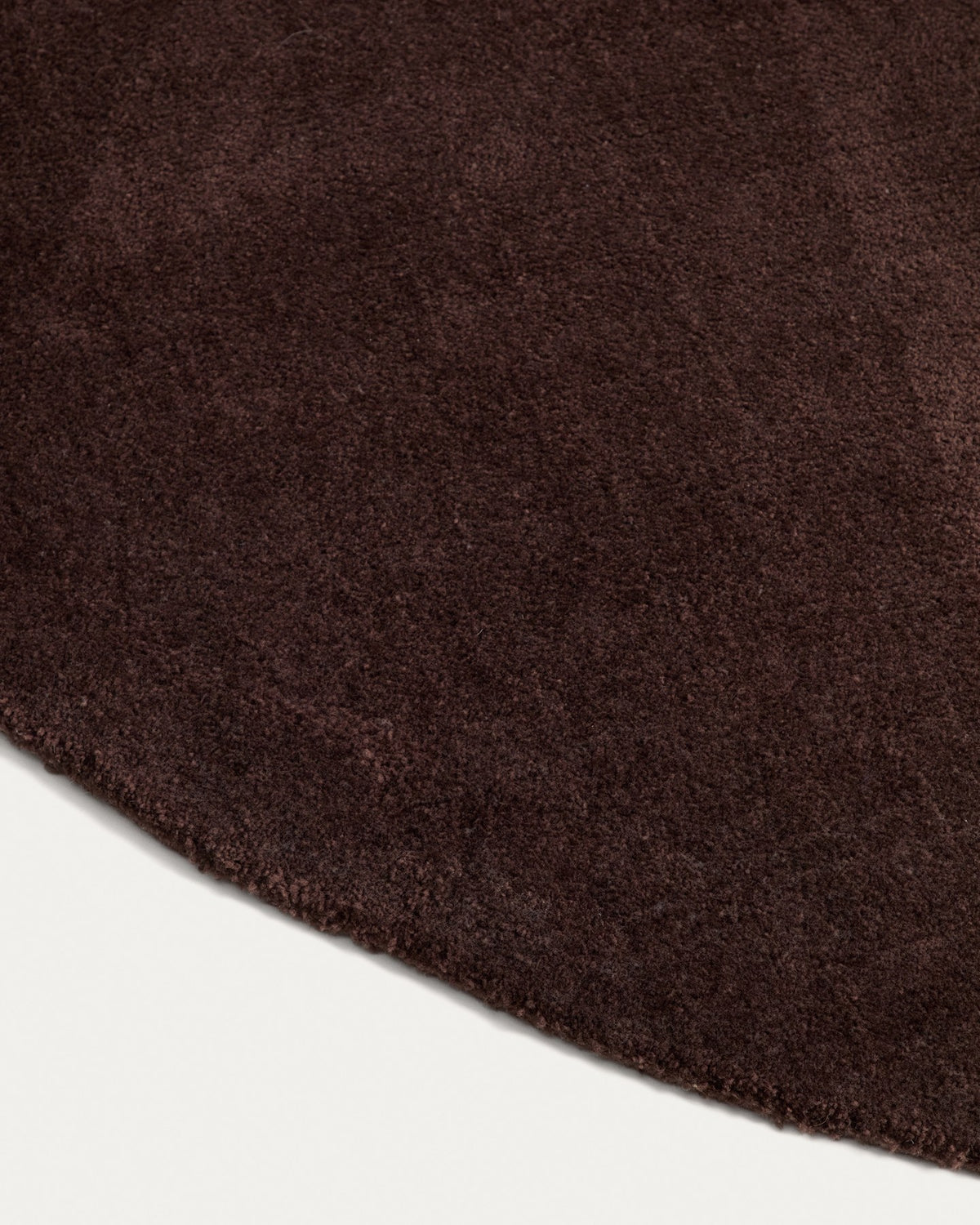 Runder brauner Teppich Empuries aus 100% Polyester mit Durchmesser 200 cm, handgefertigt mit sichtbaren Naturfaser-Unregelmässigkeiten.