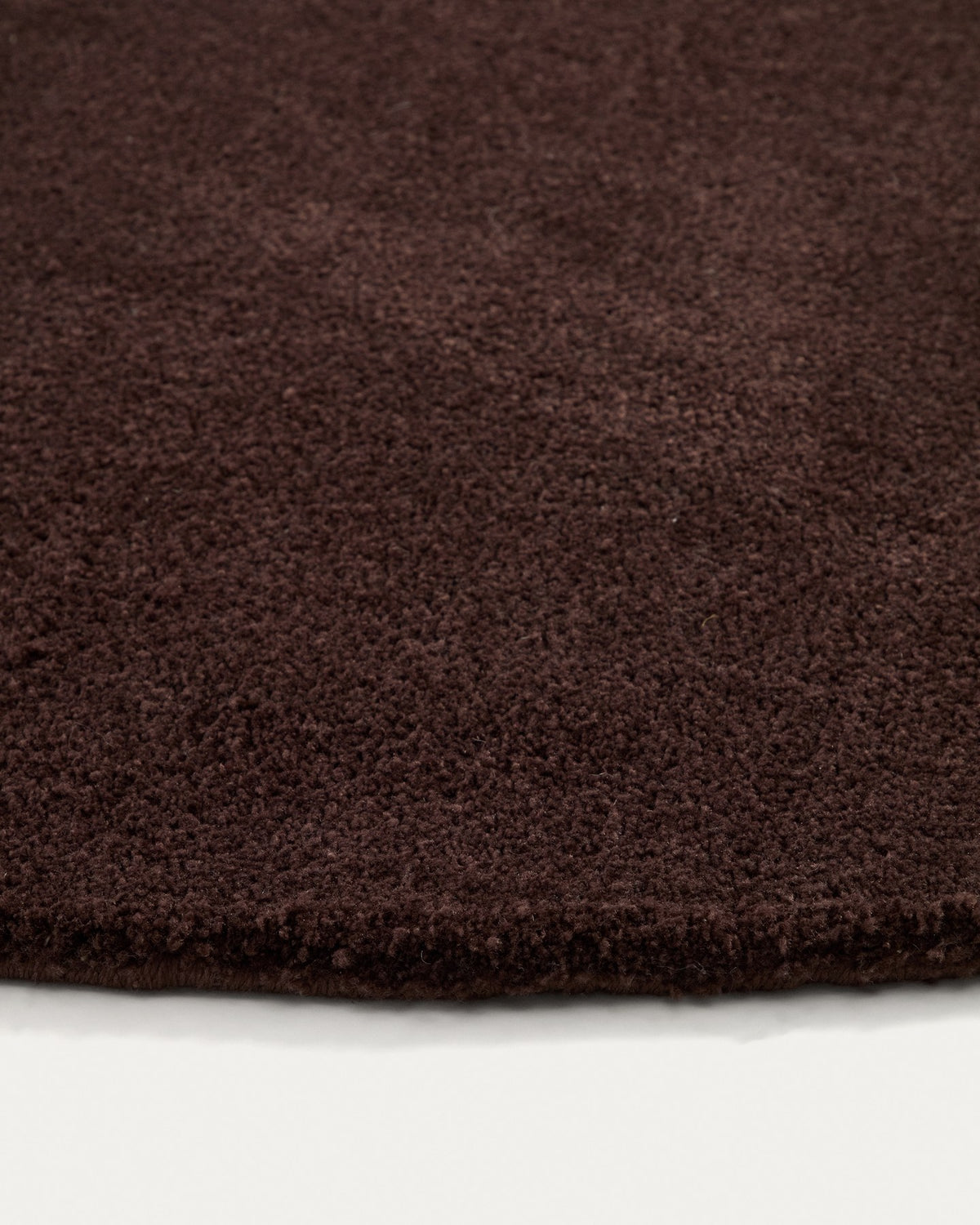 Runder brauner Teppich Empuries aus 100% Polyester mit Durchmesser 200 cm, handgefertigt mit sichtbaren Naturfaser-Unregelmässigkeiten.
