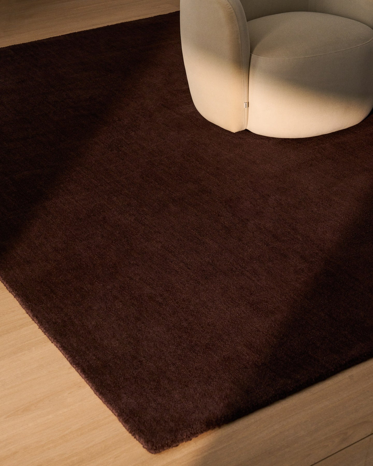 Brauner Empuries Teppich aus 100% Polyester in Wolloptik, handgefertigt, Format 200 x 300 cm, flauschige Oberfläche.