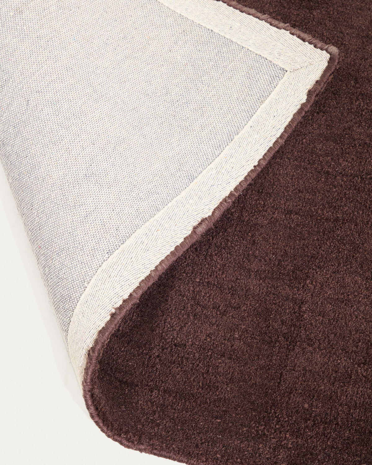 Brauner Teppich Empuries von Kave Home aus 100 % Polyester in Wolloptik, Grösse 160 x 230 cm, handgefertigt mit leichten Unregelmässigkeiten.