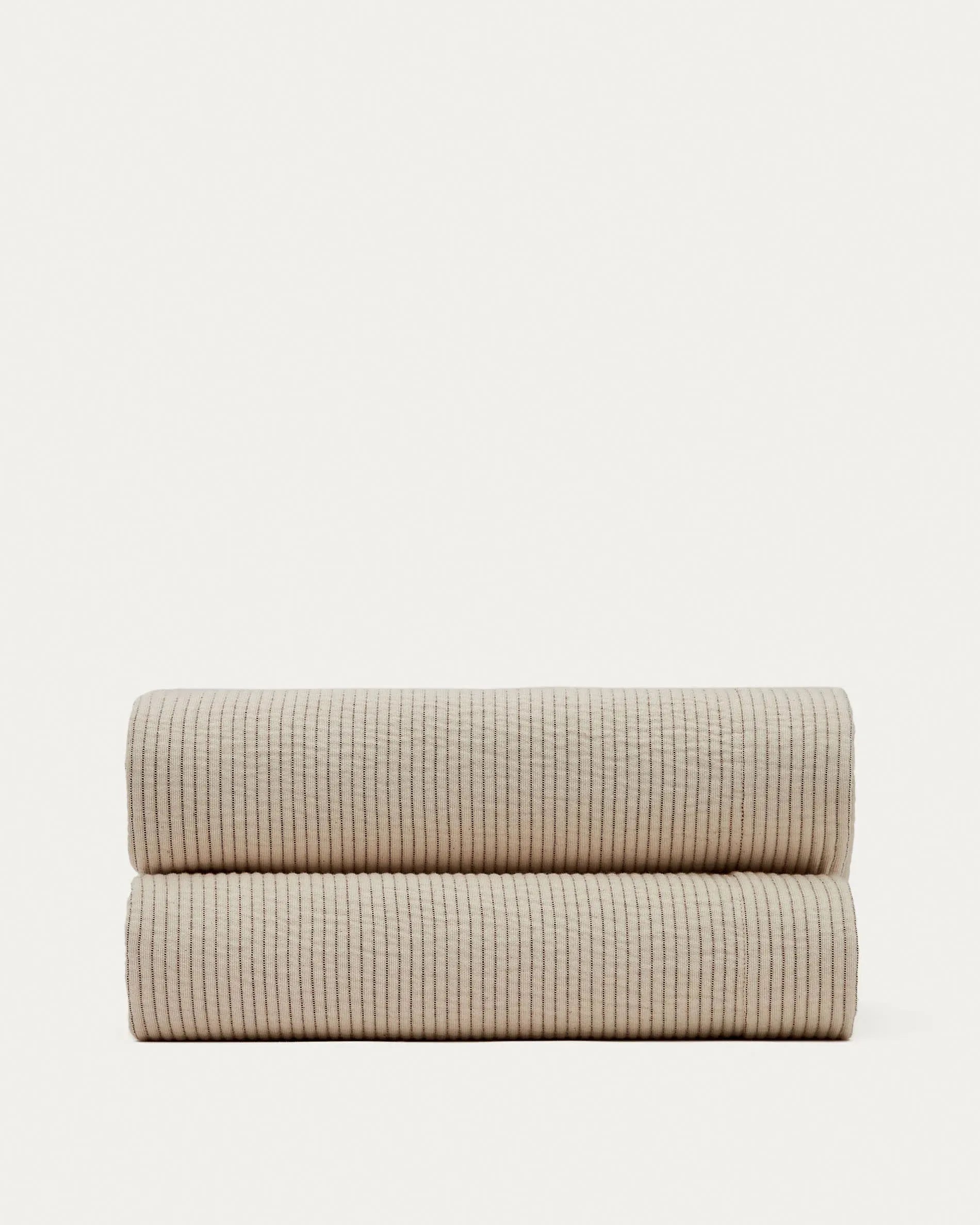 Elegante beige Tagesdecke aus 100% Baumwolle, passend für 180/200 cm Betten. Stilvoll, komfortabel und nachhaltig.