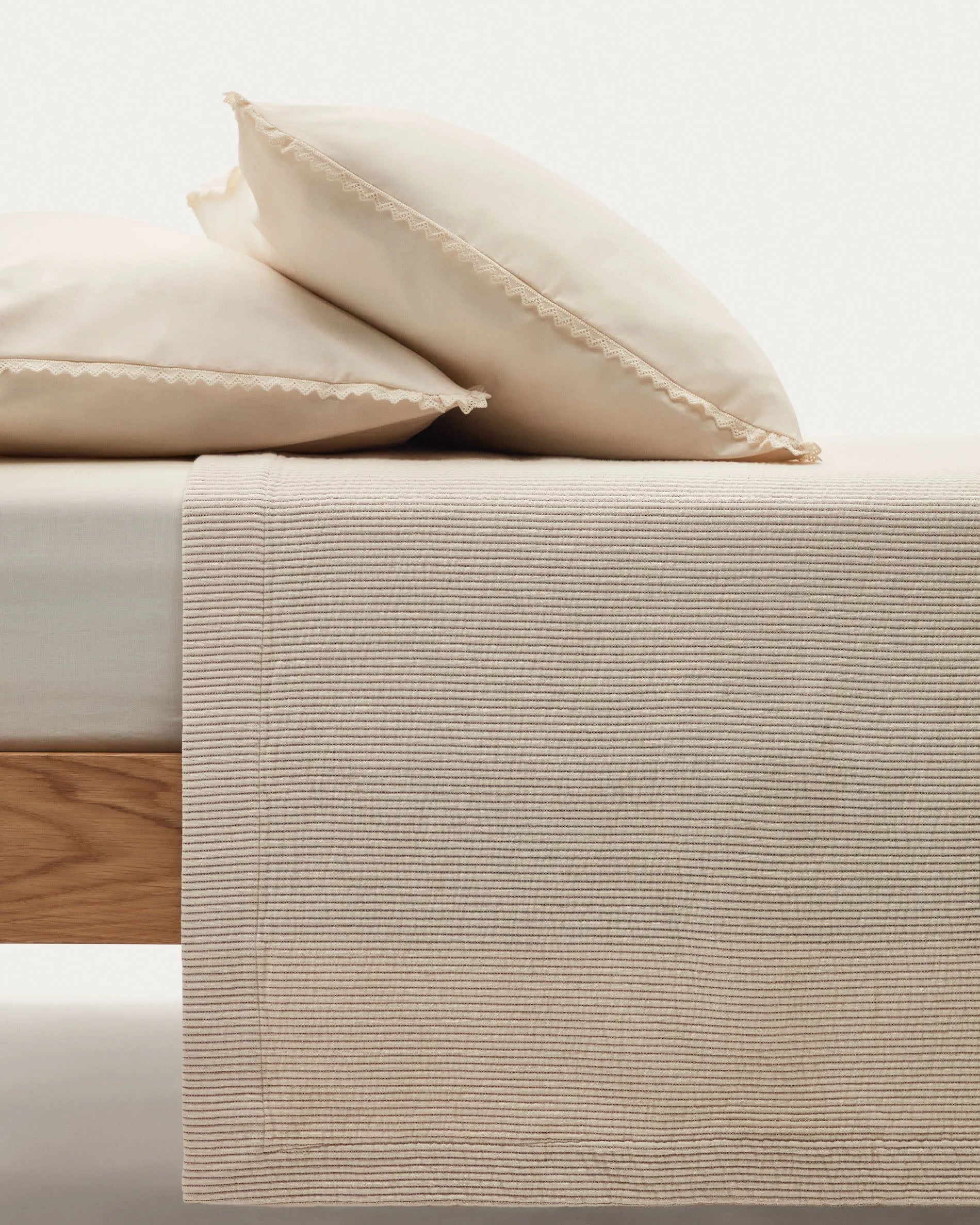 Elegante Tagesdecke aus 100% Baumwolle in Beige, passend für Betten 180/200 cm, von Kave Home. Ideal für stilvolle Schlafzimmer.