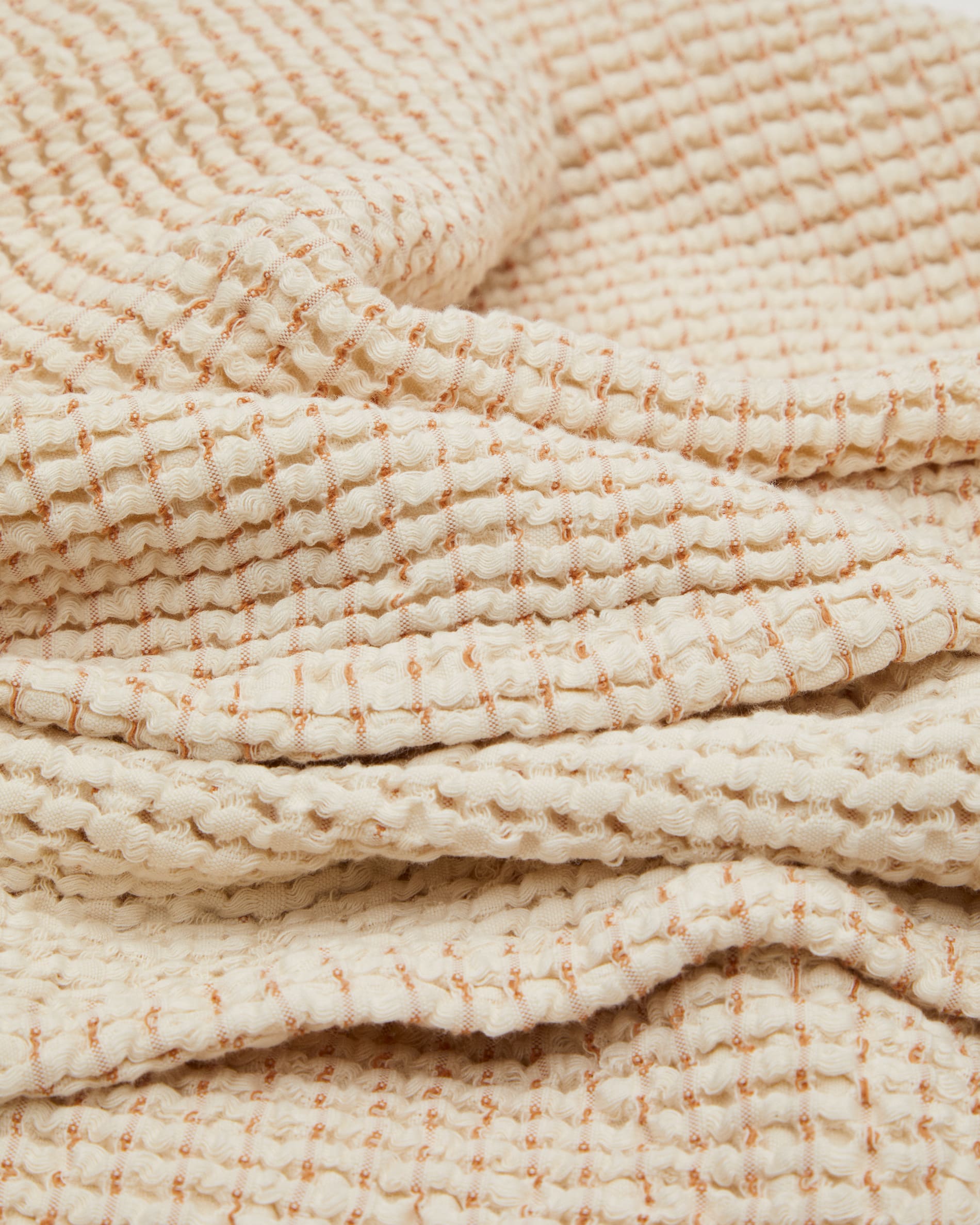 Die beige Senara Bettdecke von Kave Home aus Baumwolle passt perfekt für 90x135 cm Betten und vereint Stil mit Gemütlichkeit.