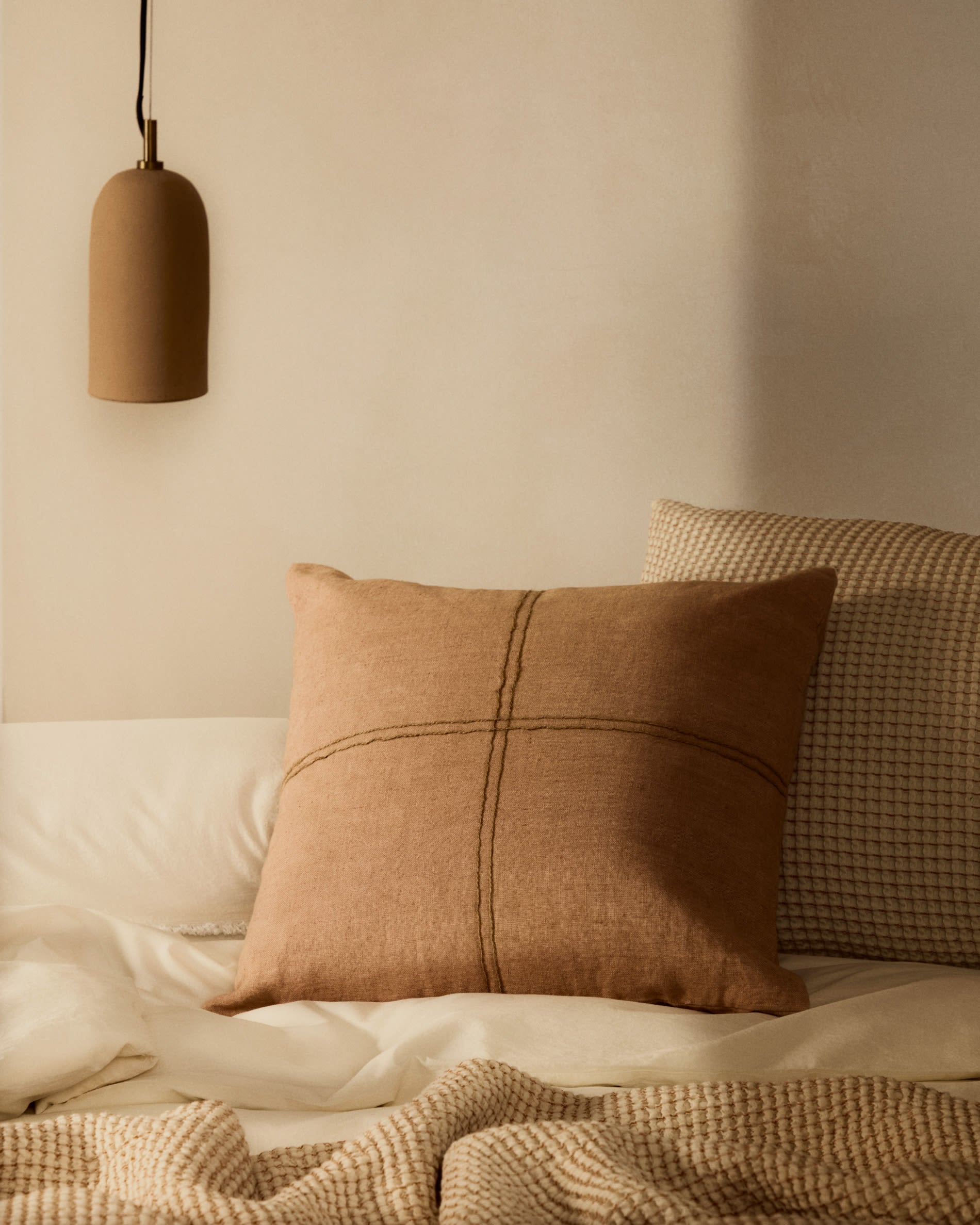 Die beige Senara Bettdecke von Kave Home aus Baumwolle passt perfekt für 90x135 cm Betten und vereint Stil mit Gemütlichkeit.