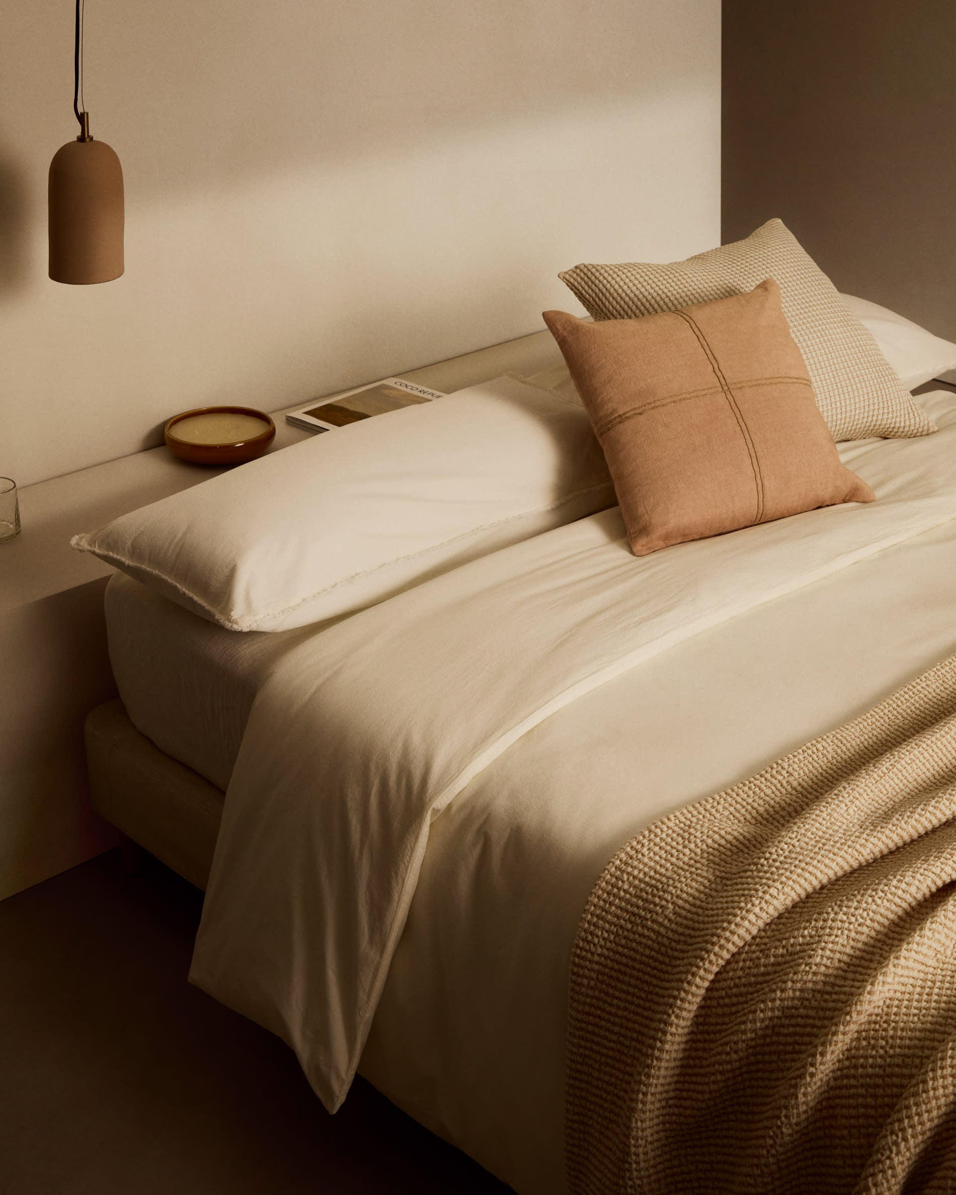 Die beige Senara Bettdecke von Kave Home aus Baumwolle passt perfekt für 90x135 cm Betten und vereint Stil mit Gemütlichkeit.