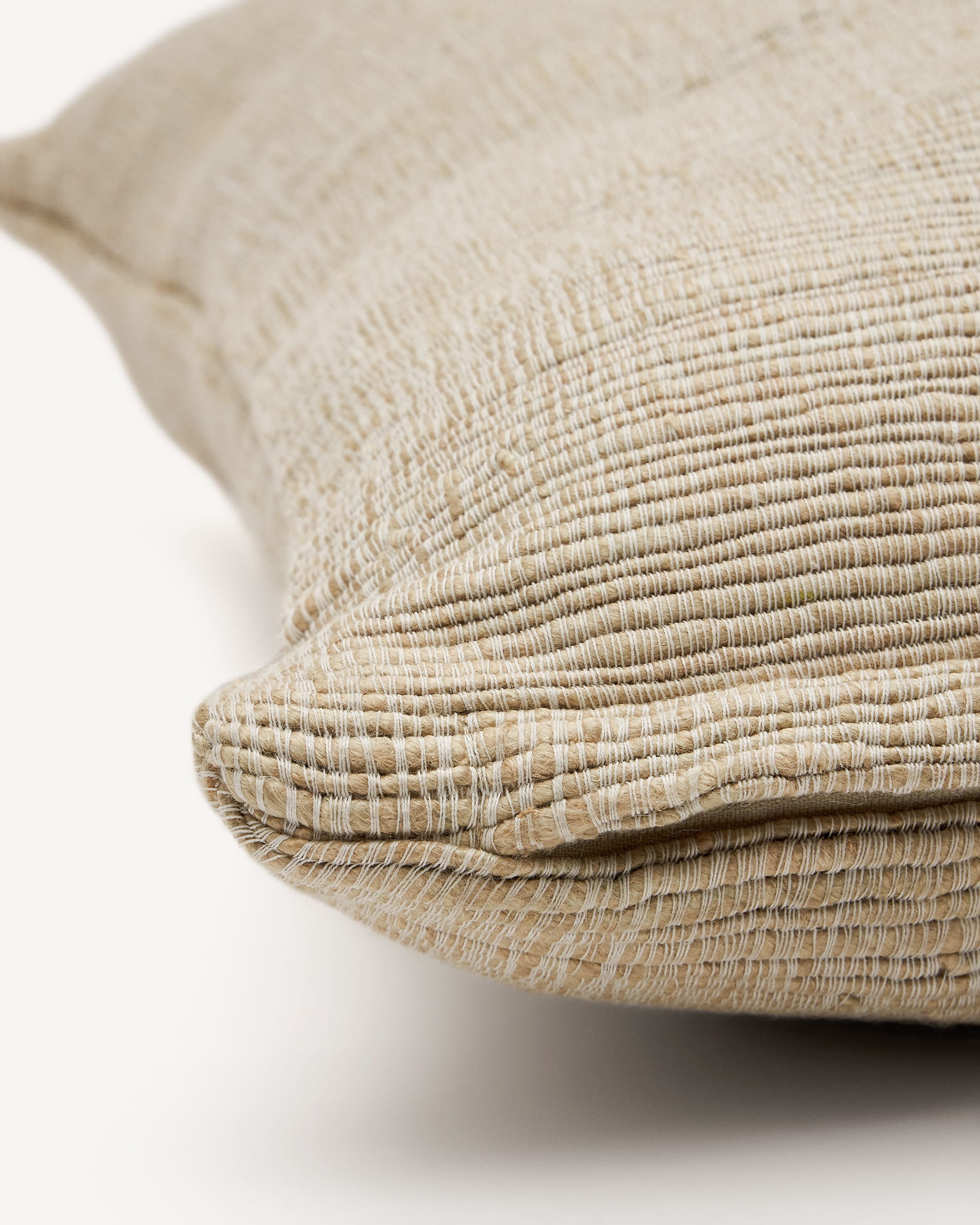 Kissenhülle Machiel aus Viskose-Jacquard in Weiss und Beige 50 x 50 cm in Beige präsentiert im Onlineshop von KAQTU Design AG. Deko Kissenbezug ist von Kave Home