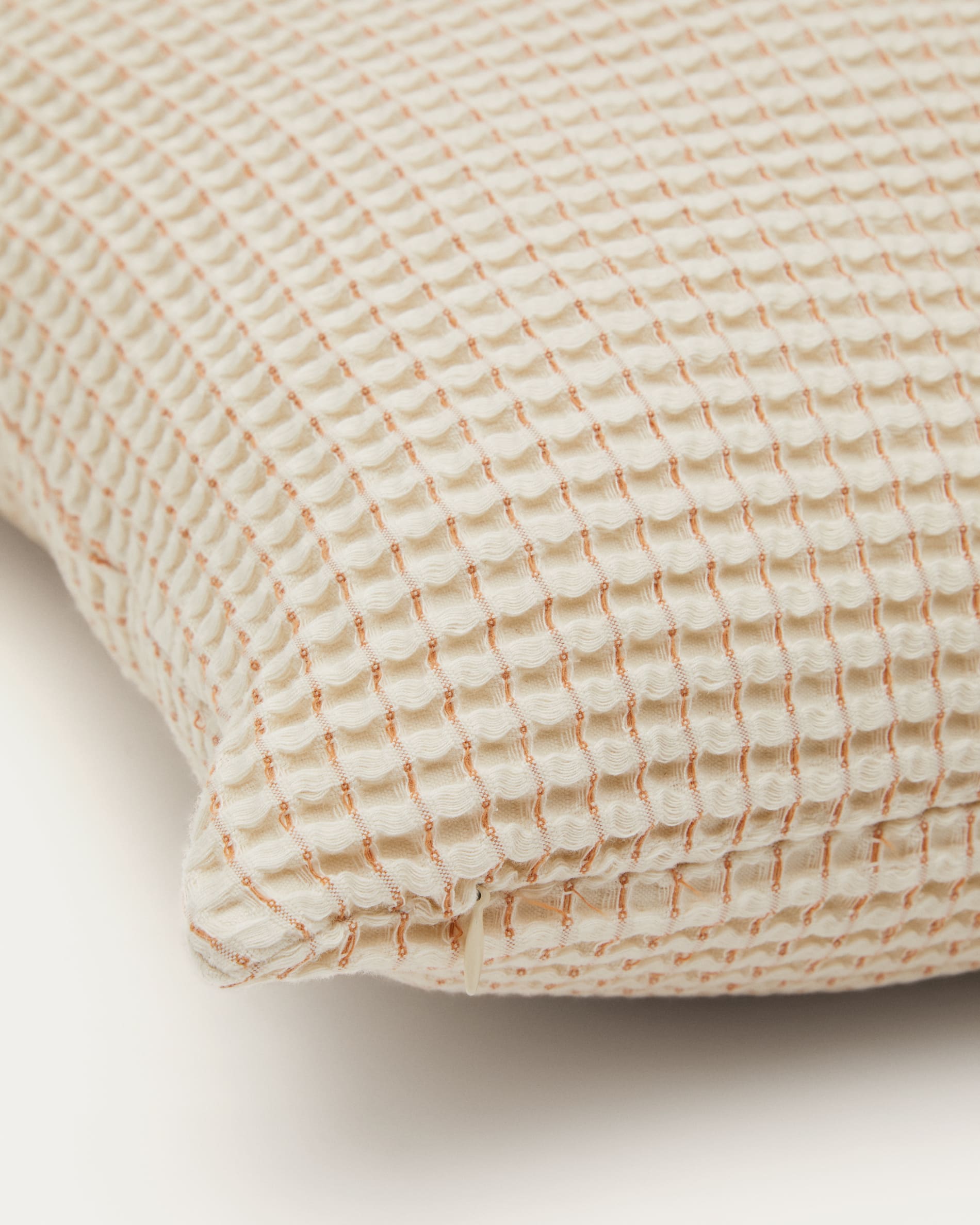 Senara 2er Set Kissenbezüge aus Baumwolle Struktur cremefarben 50 x 50 cm in Natur präsentiert im Onlineshop von KAQTU Design AG. Deko Kissenbezug ist von Kave Home