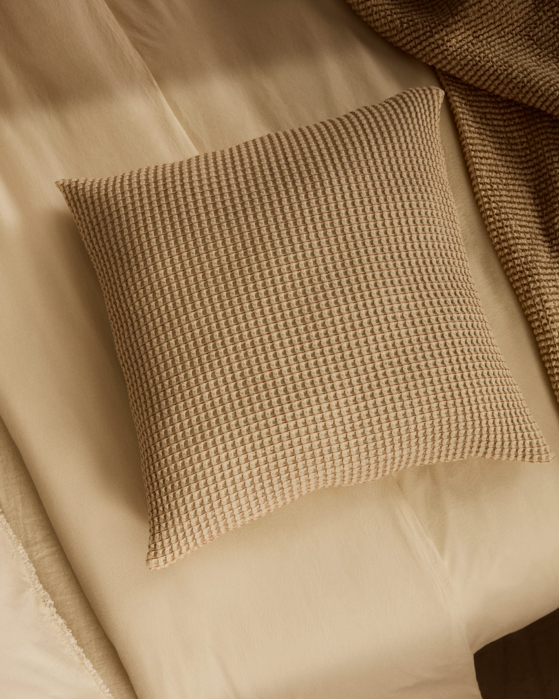 Senara 2er Set Kissenbezüge aus Baumwolle Struktur cremefarben 50 x 50 cm in Natur präsentiert im Onlineshop von KAQTU Design AG. Deko Kissenbezug ist von Kave Home