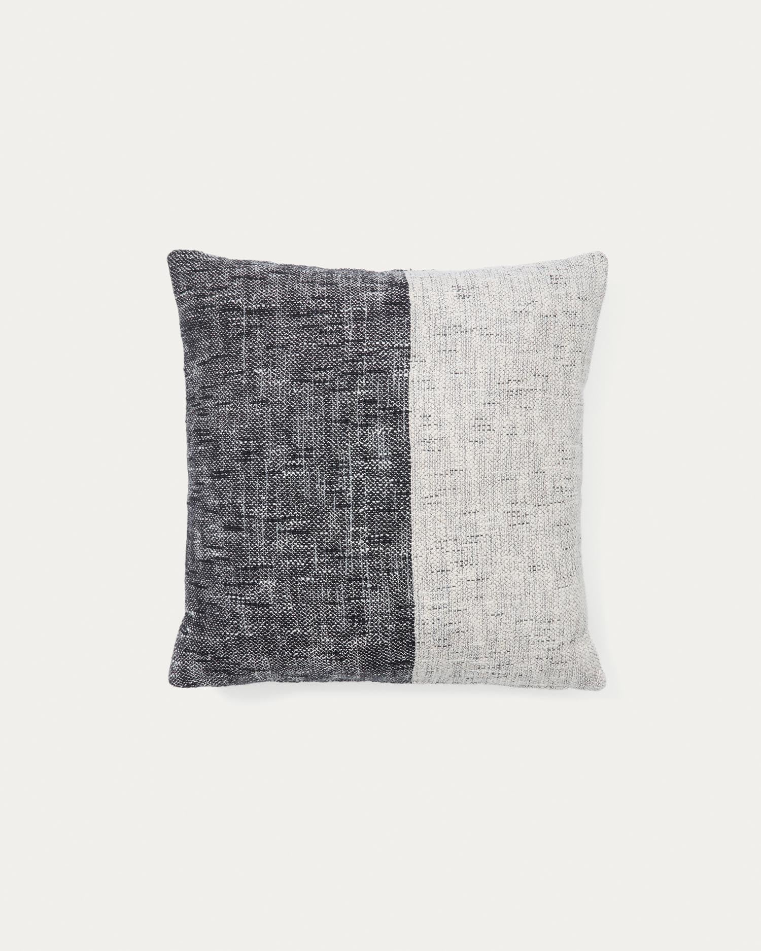Kissenbezug Dalel grau 45 x 45 cm in Mehrfarbig präsentiert im Onlineshop von KAQTU Design AG. Deko Kissenbezug ist von Kave Home
