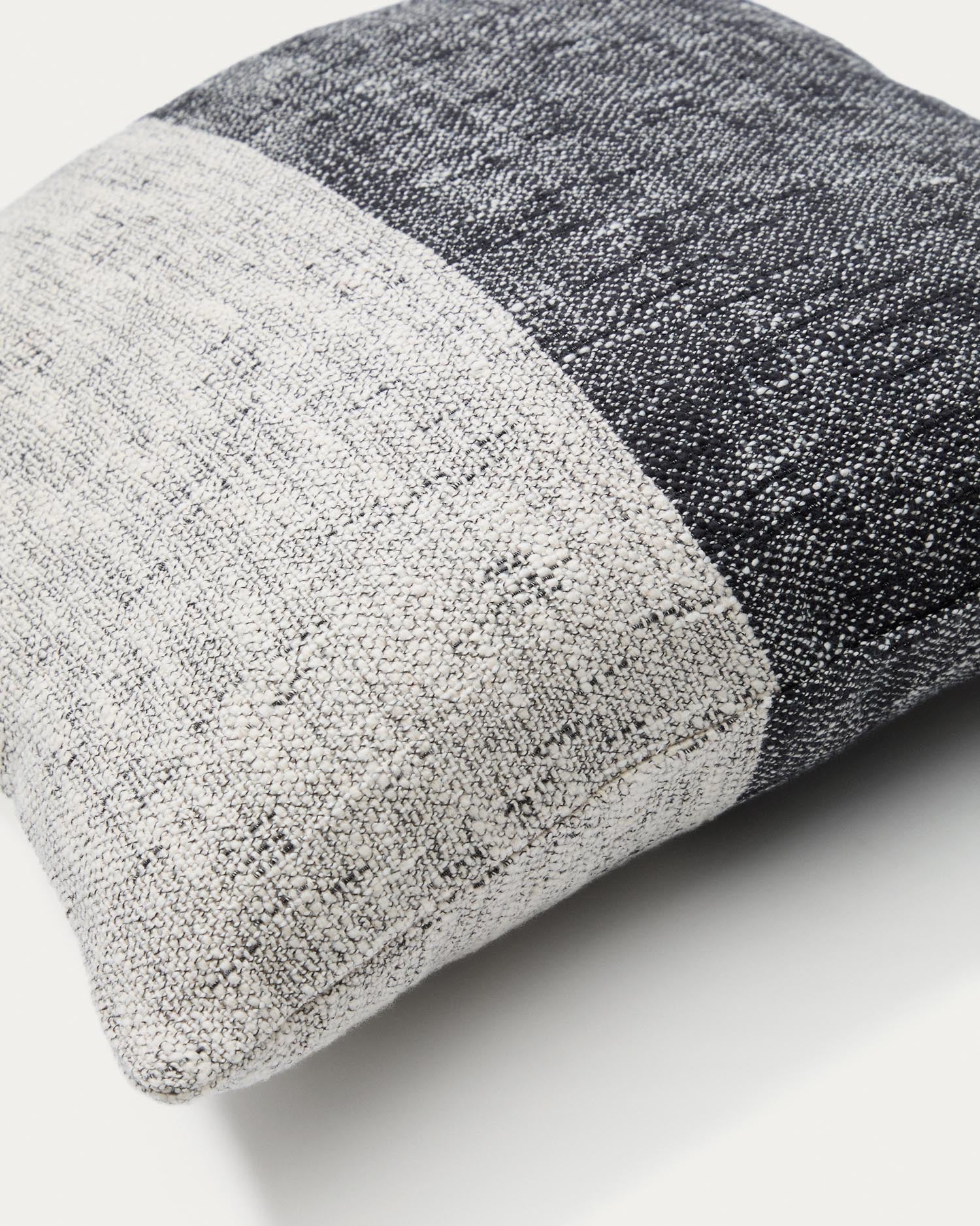 Kissenbezug Dalel grau 45 x 45 cm in Mehrfarbig präsentiert im Onlineshop von KAQTU Design AG. Deko Kissenbezug ist von Kave Home