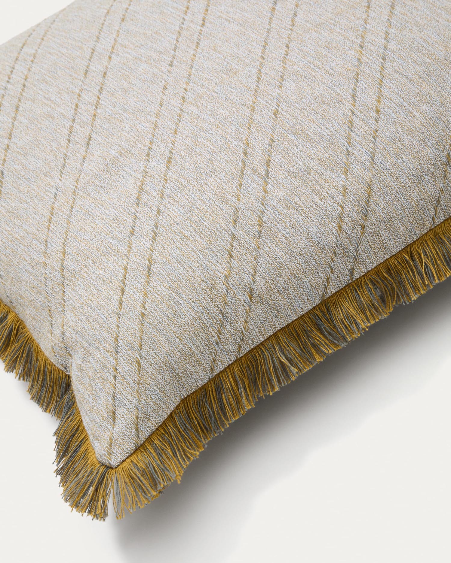 Kissenbezug Cral Baumwoll-Jacquard beige mit Fransen mehrfarbig 45 x 45 cm in Mehrfarbig präsentiert im Onlineshop von KAQTU Design AG. Deko Kissenbezug ist von Kave Home