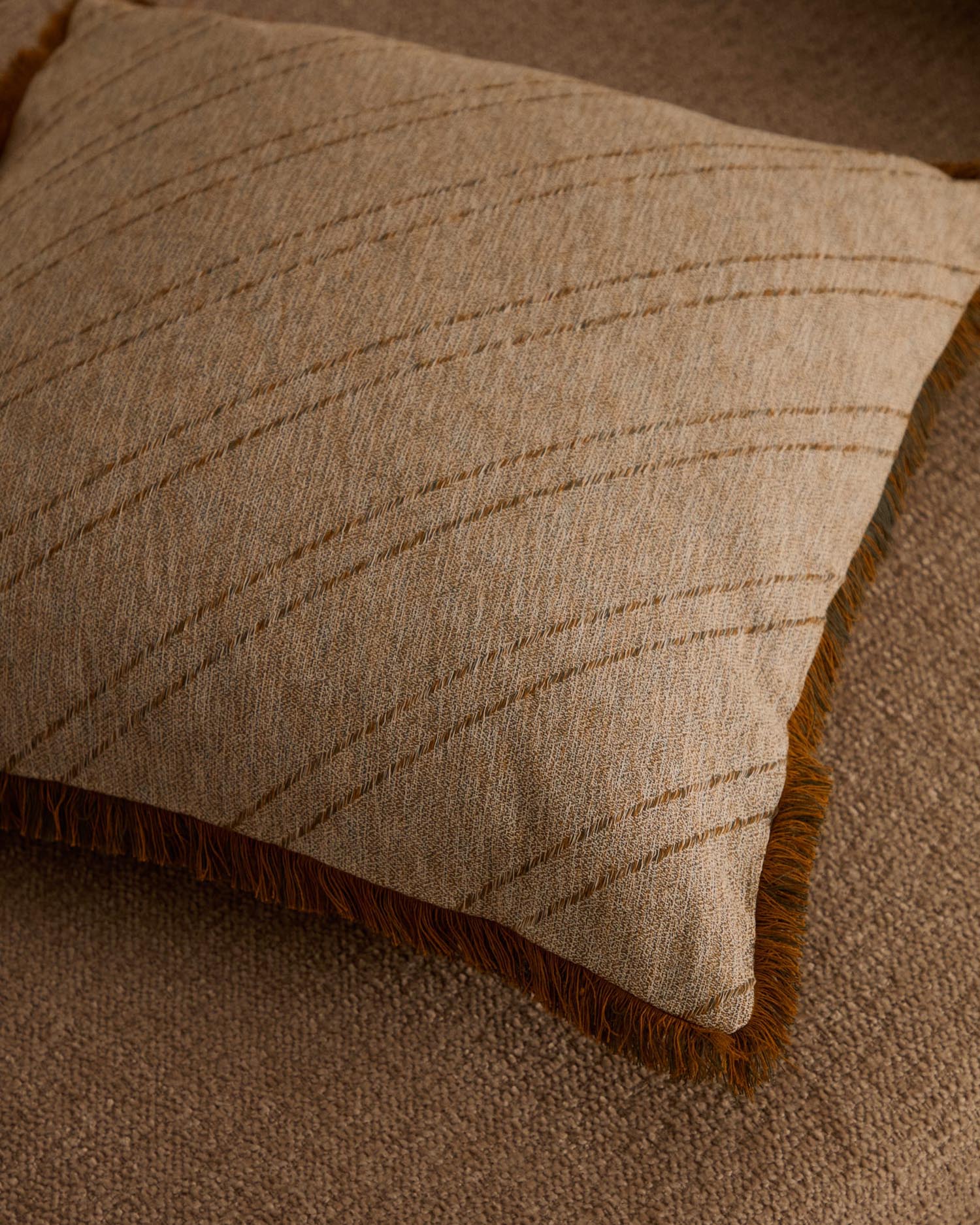 Kissenbezug Cral Baumwoll-Jacquard beige mit Fransen mehrfarbig 45 x 45 cm in Mehrfarbig präsentiert im Onlineshop von KAQTU Design AG. Deko Kissenbezug ist von Kave Home