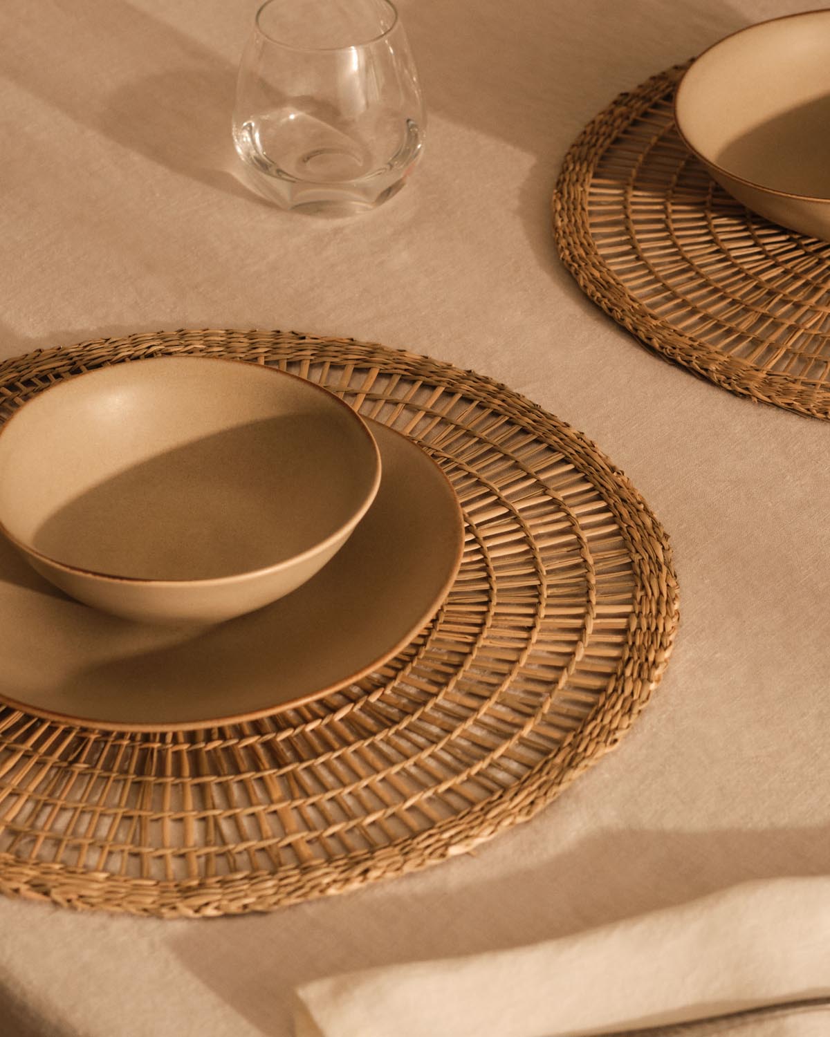 Palau Set aus 2 runden Tischsets aus Naturfasern mit natürlichem Finish 38 x 38 cm in Natur präsentiert im Onlineshop von KAQTU Design AG. Tischset ist von Kave Home