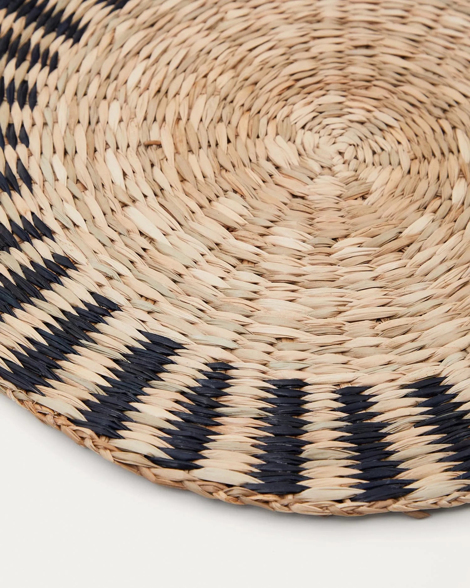 Arta 2er Tischset aus Naturfasern mit naturfarbenem und schwarzem Finish Ø 35 cm in Natur präsentiert im Onlineshop von KAQTU Design AG. Tischset ist von Kave Home