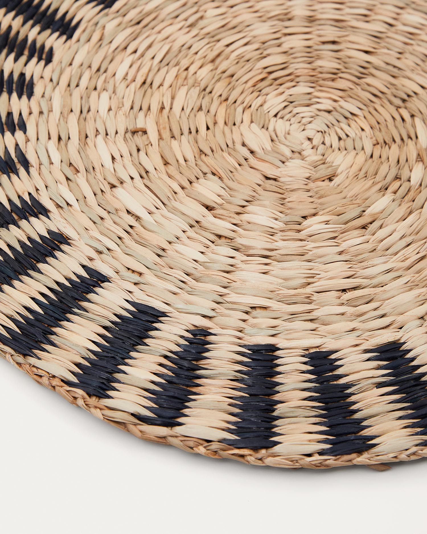 Arta 2er Tischset aus Naturfasern mit naturfarbenem und schwarzem Finish Ø 35 cm in Natur präsentiert im Onlineshop von KAQTU Design AG. Tischset ist von Kave Home