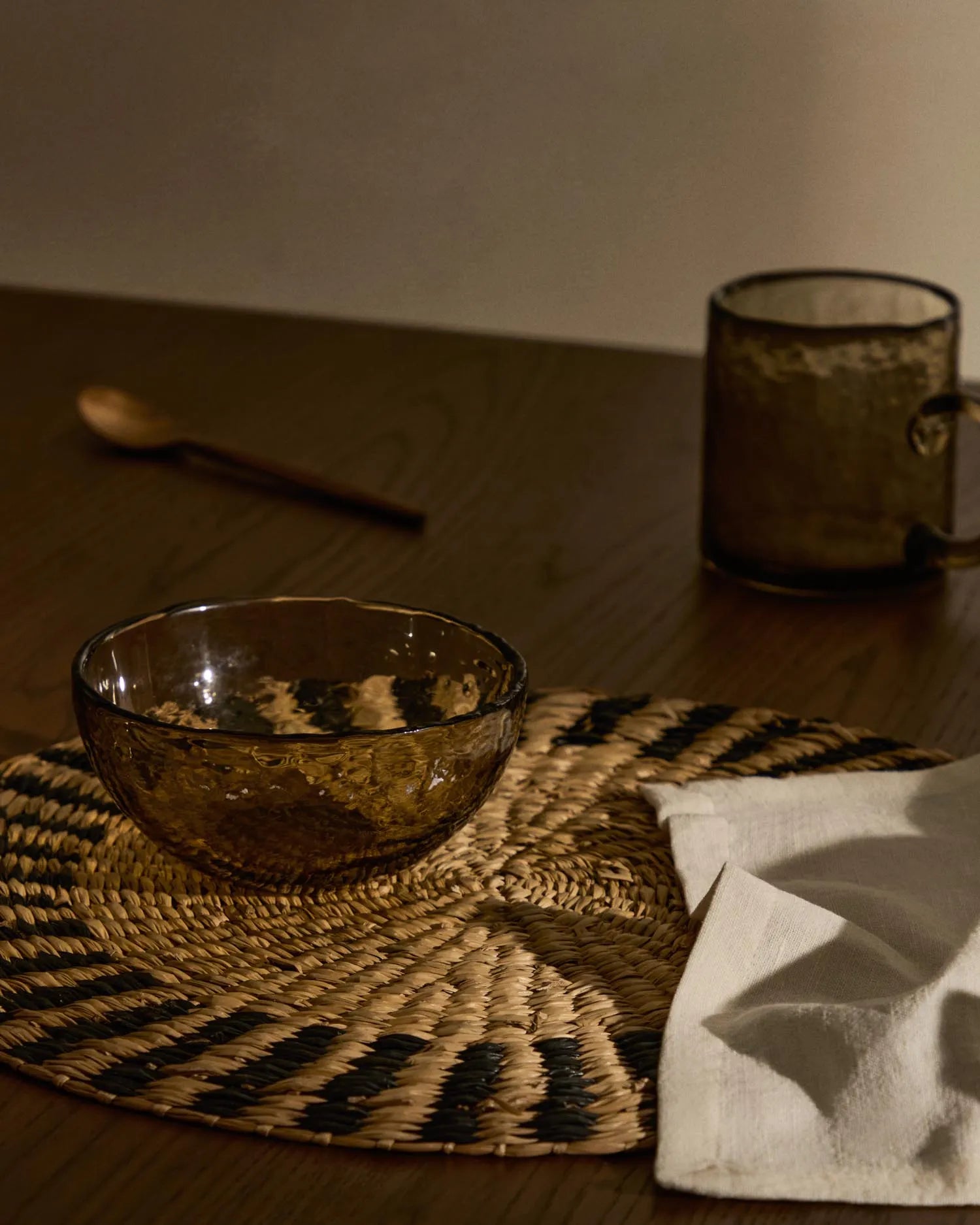 Arta 2er Tischset aus Naturfasern mit naturfarbenem und schwarzem Finish Ø 35 cm in Natur präsentiert im Onlineshop von KAQTU Design AG. Tischset ist von Kave Home