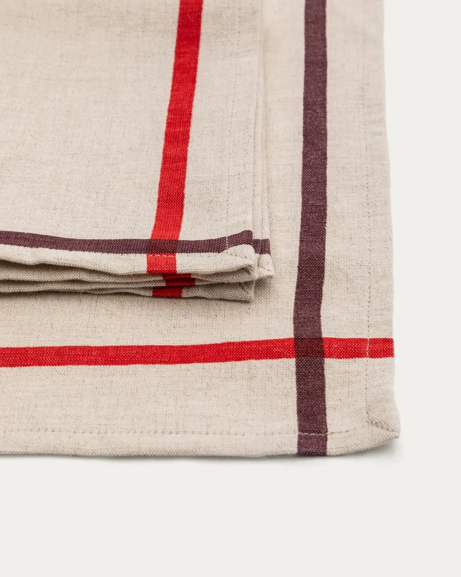 Set Delma: Hochwertiges Tischset und Serviette aus Leinen-Baumwoll-Mix mit charmantem roten Detail, von Kave Home.
